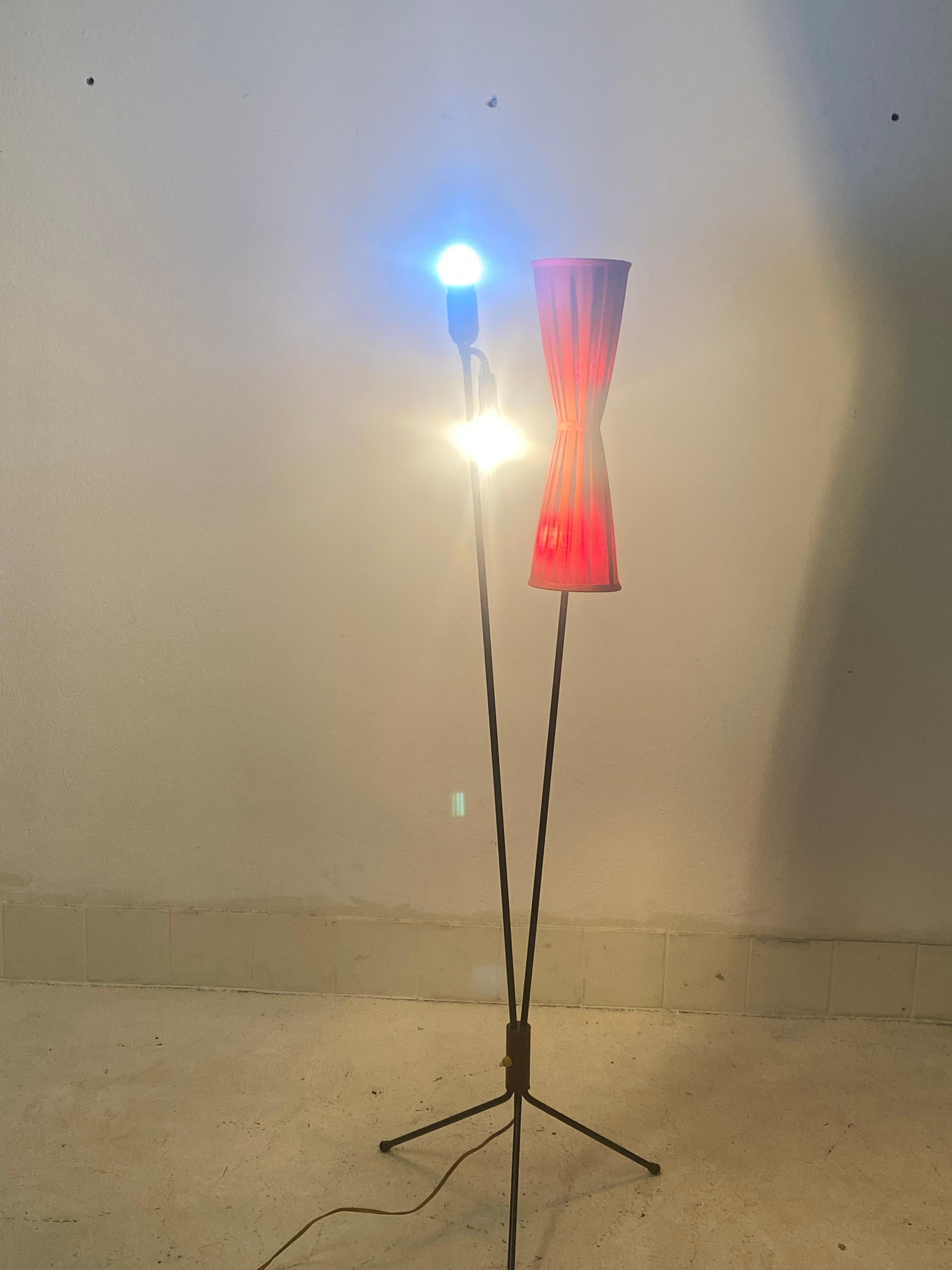 Rote skandinavische Midcentury Stehlampe aus Messing im Angebot 4