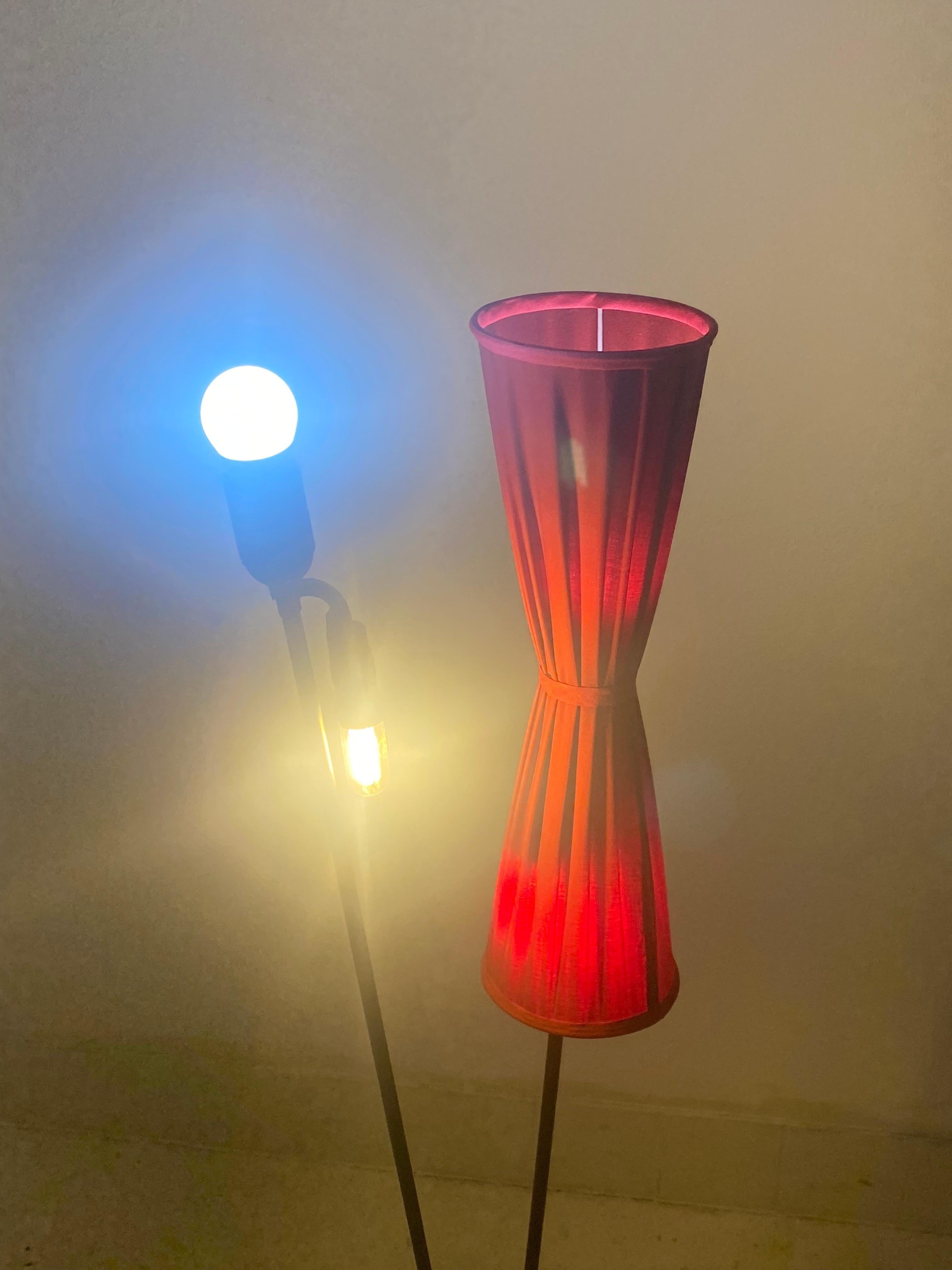 Rote skandinavische Midcentury Stehlampe aus Messing im Angebot 6