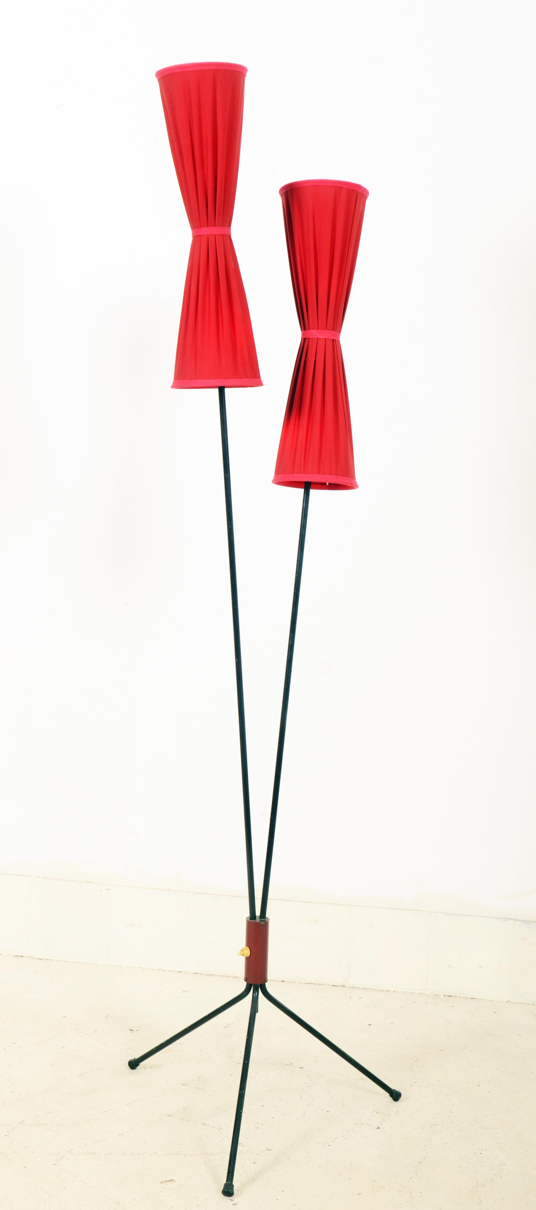 Rote skandinavische Midcentury Stehlampe aus Messing (Skandinavische Moderne) im Angebot