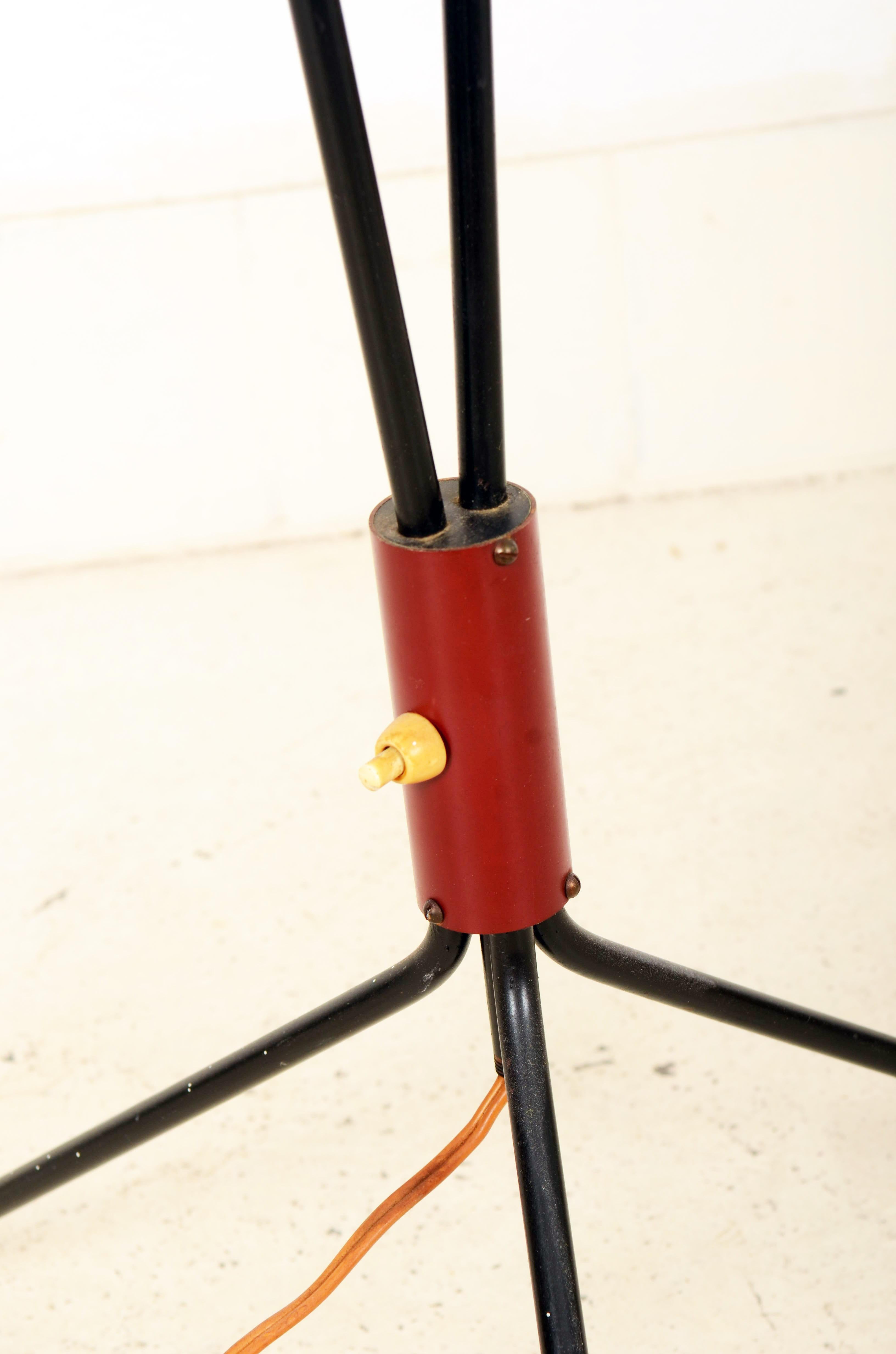 Rote skandinavische Midcentury Stehlampe aus Messing (Dänisch) im Angebot