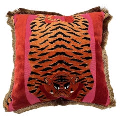 Coussin rouge Schumacher Jokhang en forme de tigre à franges dorées