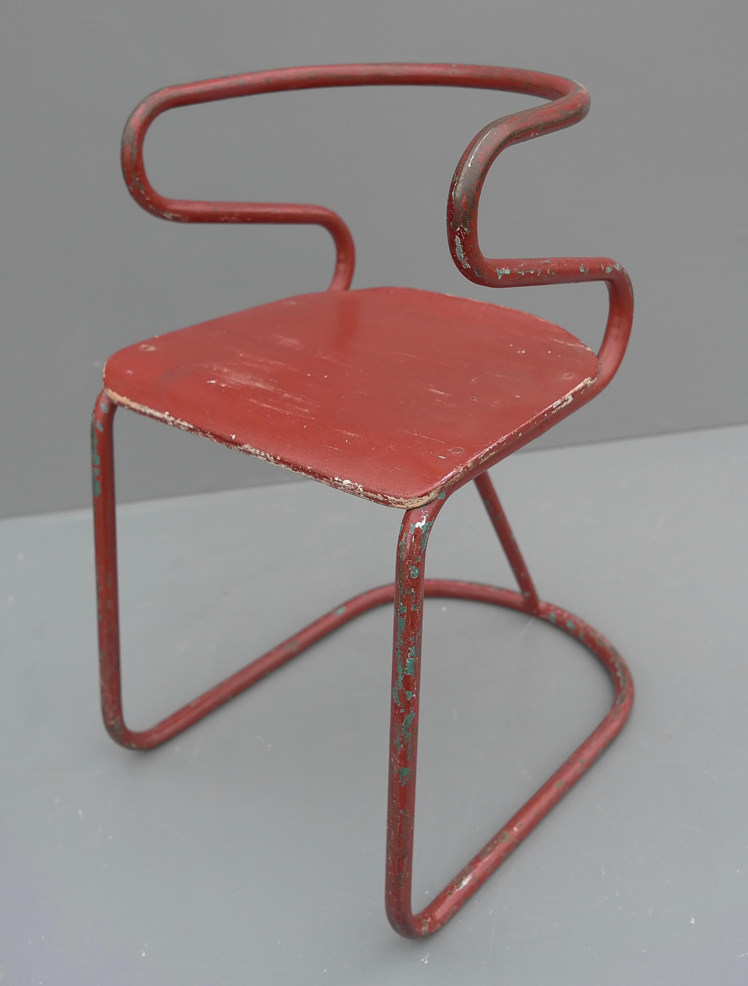 Red Sculptural Tubular steel and Wood Mid-Century Modern Children chair, 1950's

With lovely Patina and wear.