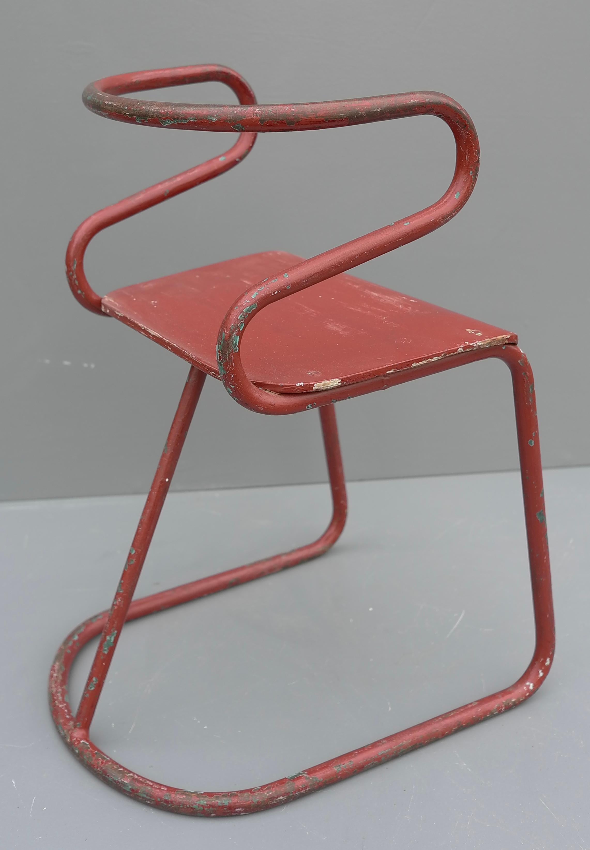 Red Sculptural Tubular Steel and Wood Mid-Century Modern Children Chair, 1950's In Good Condition For Sale In Den Haag, NL