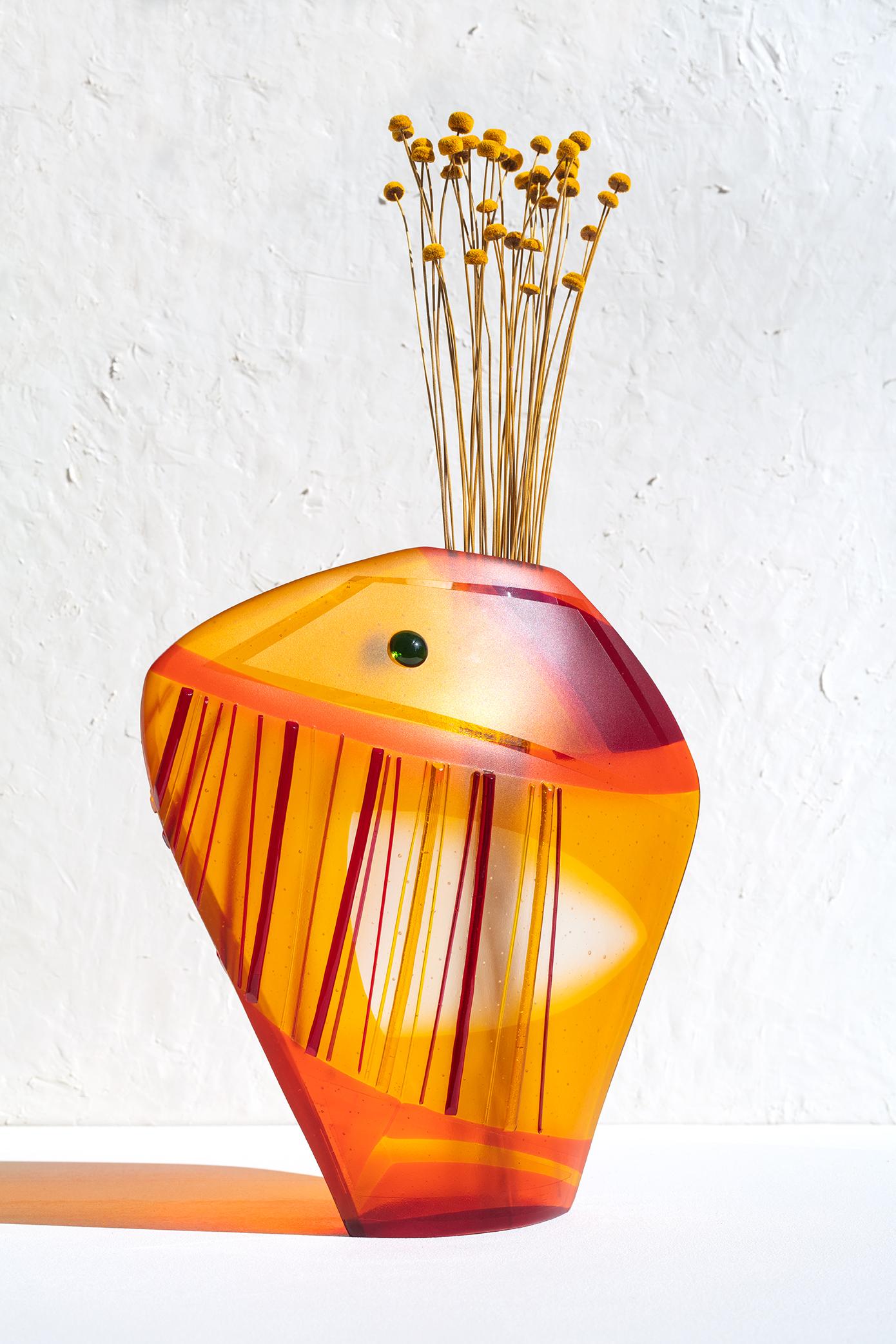 The graphic artist Delia Ruiz Malo challenged 40Plumas to create a glass sculpture inspired by her illustrations. They immediately fell in love with her work “Colorful Fish” and decided to work on a detail of warm tones. Giving the image the