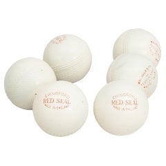 Balles de hockey à sceau rouge, lot de six. Balles de hockey à sceau rouge, lot de six.