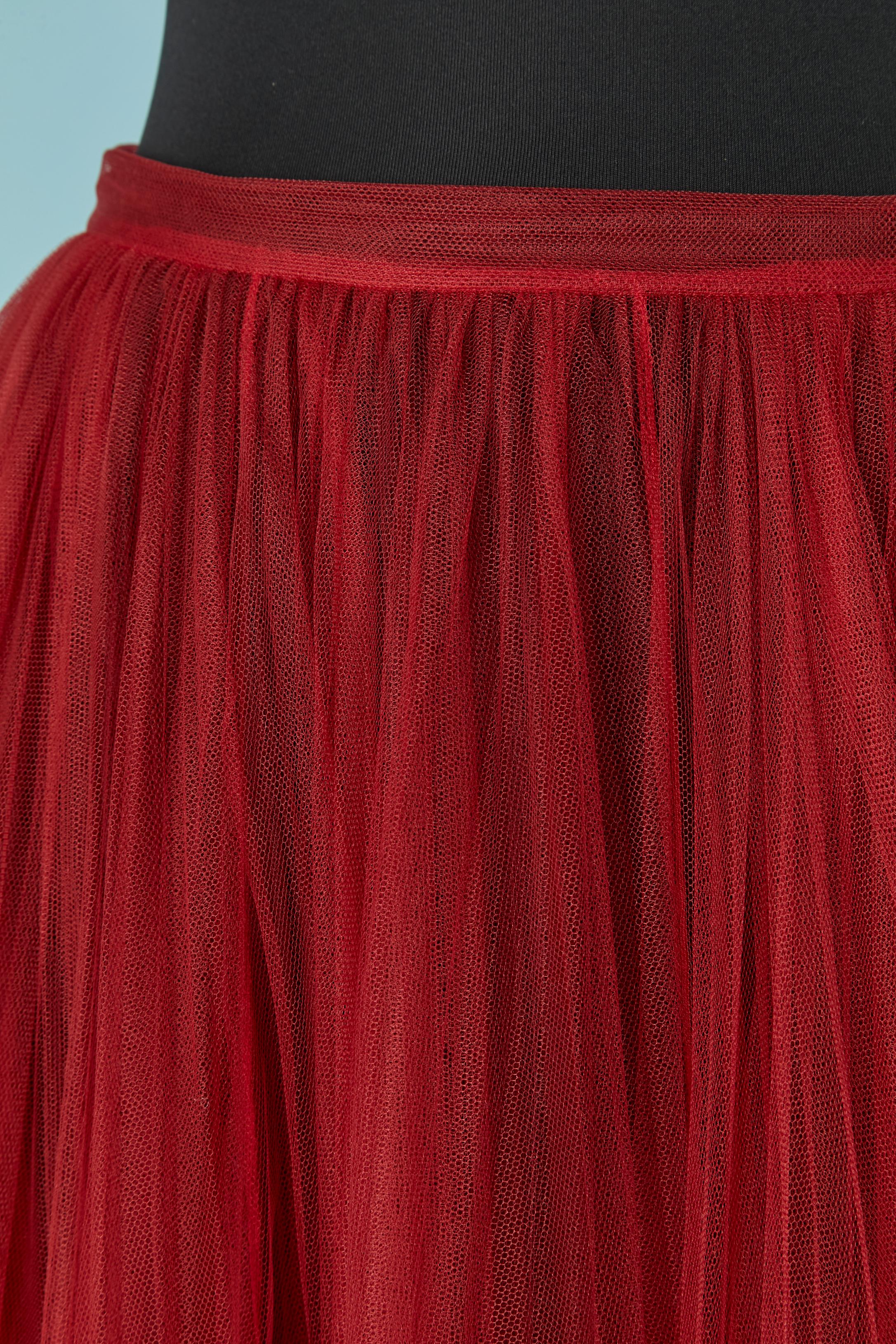 Gonna rossa trasparente in tulle di nylon stile sottoveste con volant. Chiusura con zip e gancio sul lato sinistro.
TAGLIA 36 (Fr) S 