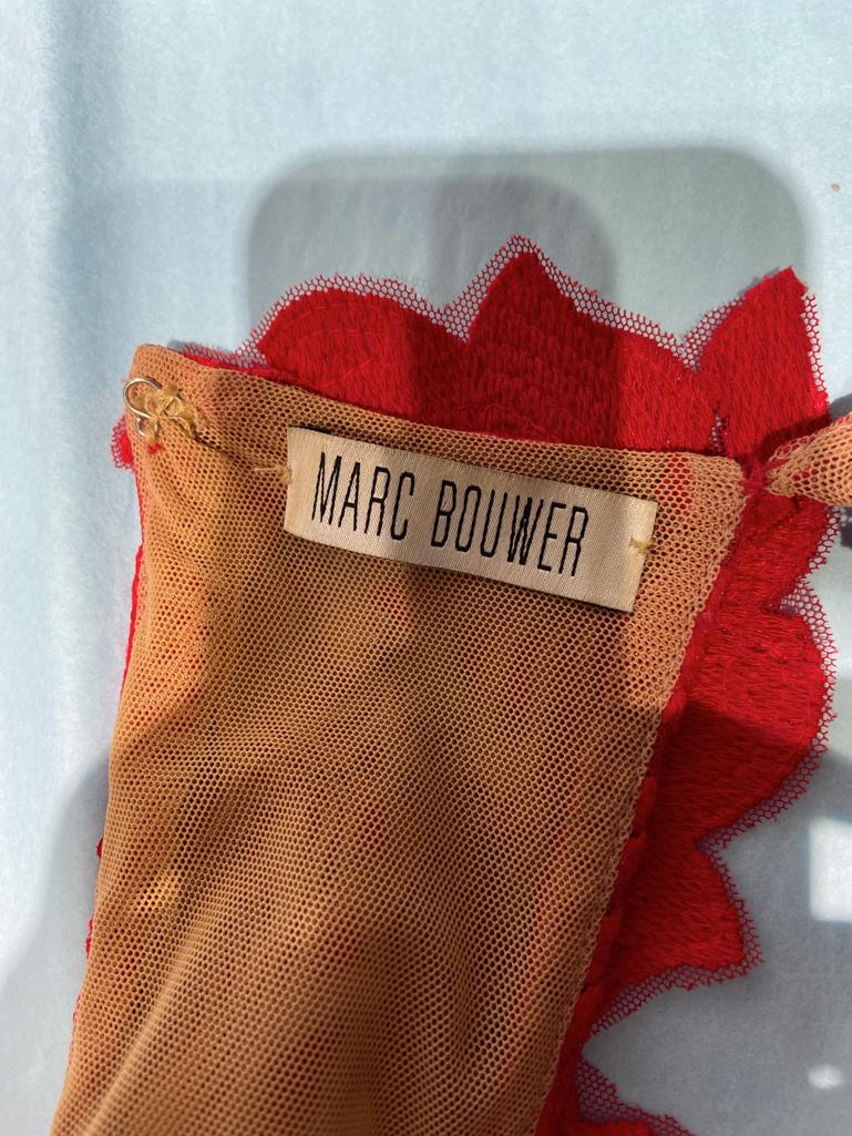 Vestido de noche rojo bordado de lentejuelas con sobrefalda en la espalda Marc Bouwer en venta 5