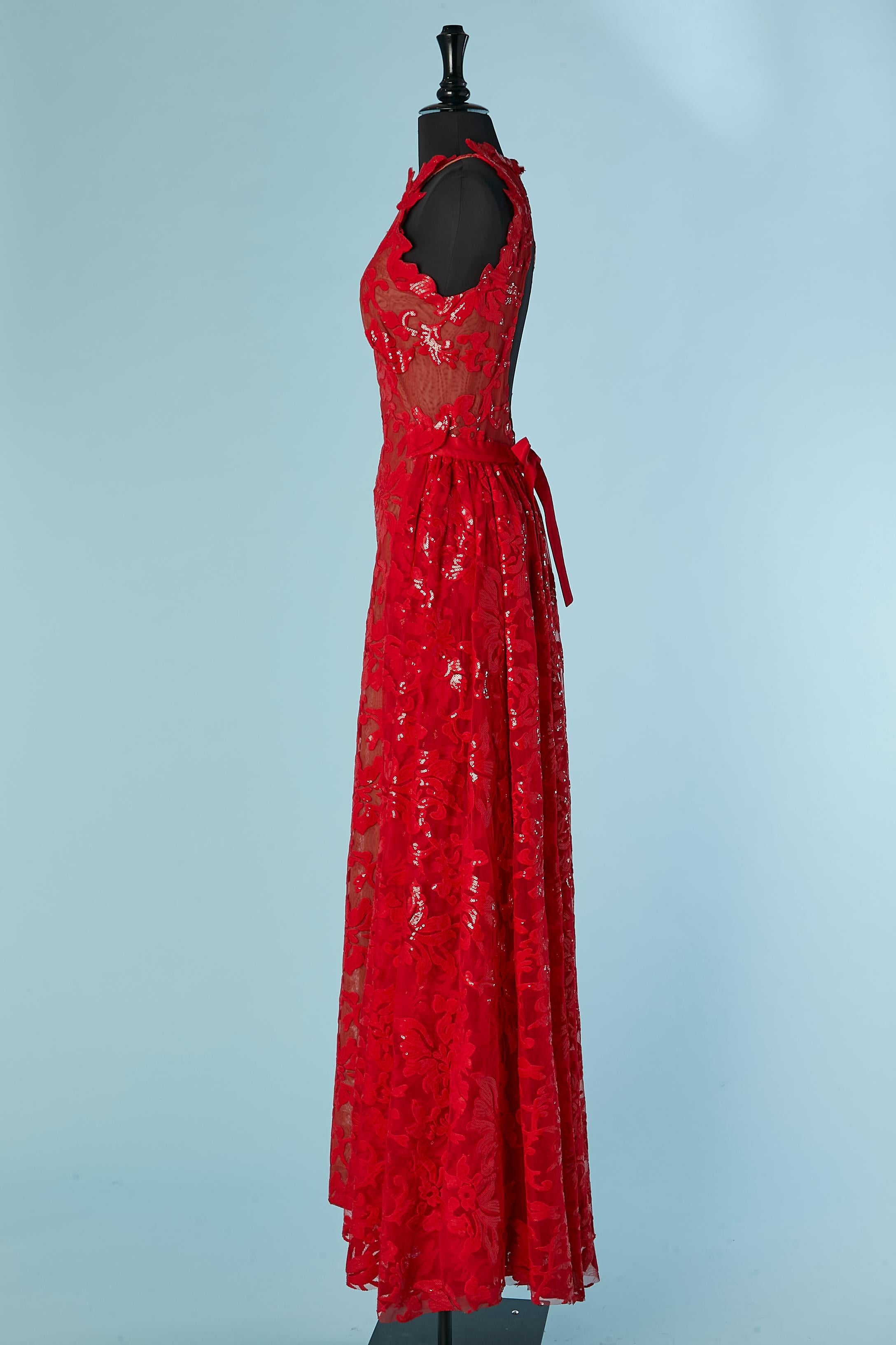 Vestido de noche rojo bordado de lentejuelas con sobrefalda en la espalda Marc Bouwer en venta 2