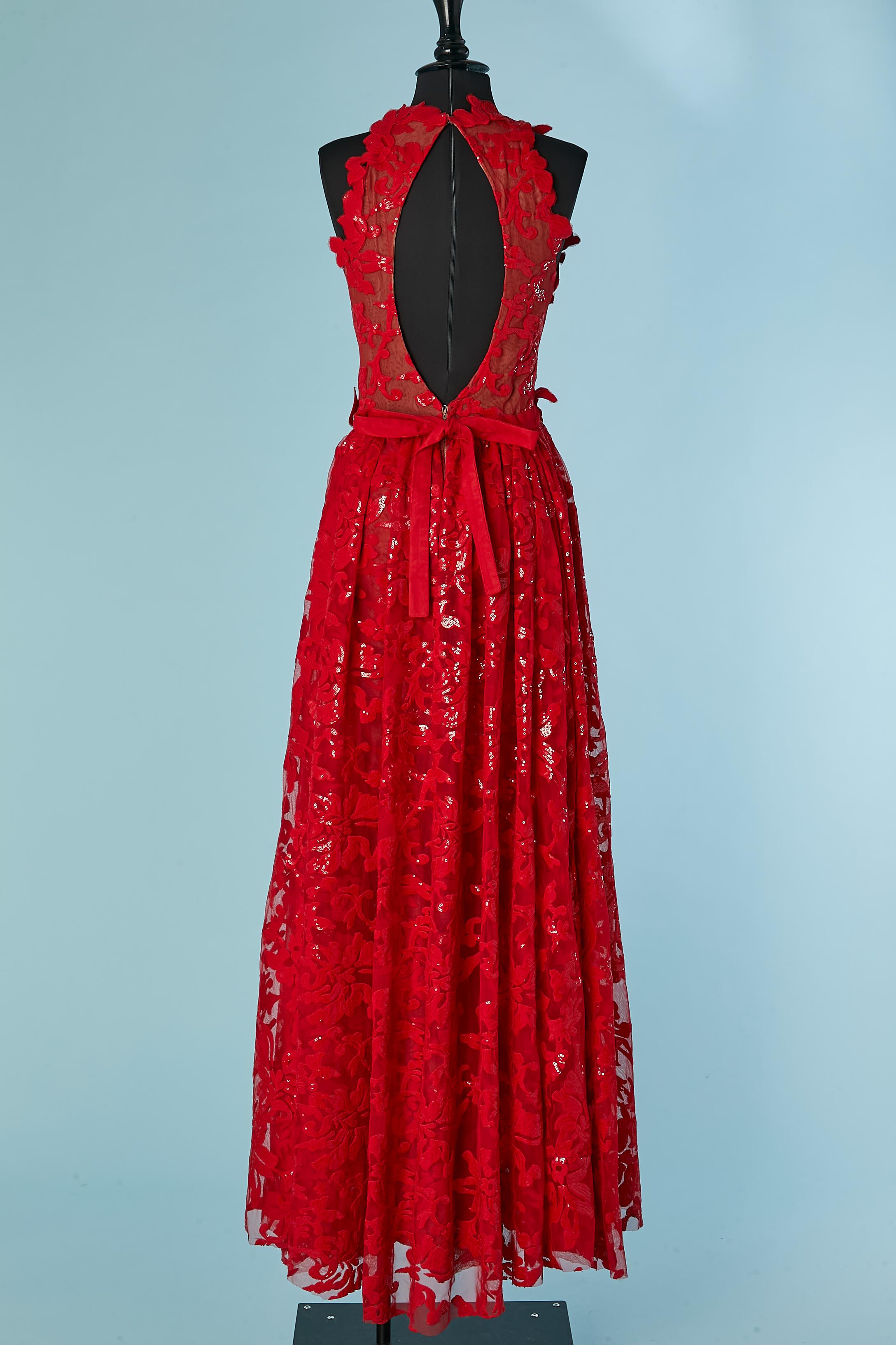 Vestido de noche rojo bordado de lentejuelas con sobrefalda en la espalda Marc Bouwer en venta 3