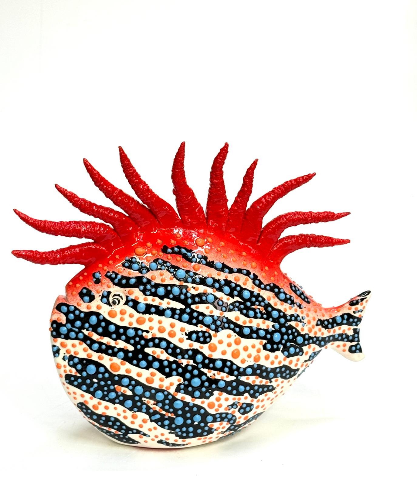 Le poisson est une représentation unique et moderne. Les animaux sont délicatement peints avec de nombreuses couleurs différentes. Toutes les pièces de MOSCHE BIANCHE sont uniques puisqu'elles sont réalisées sans aucun moule. Offrez-vous une pièce