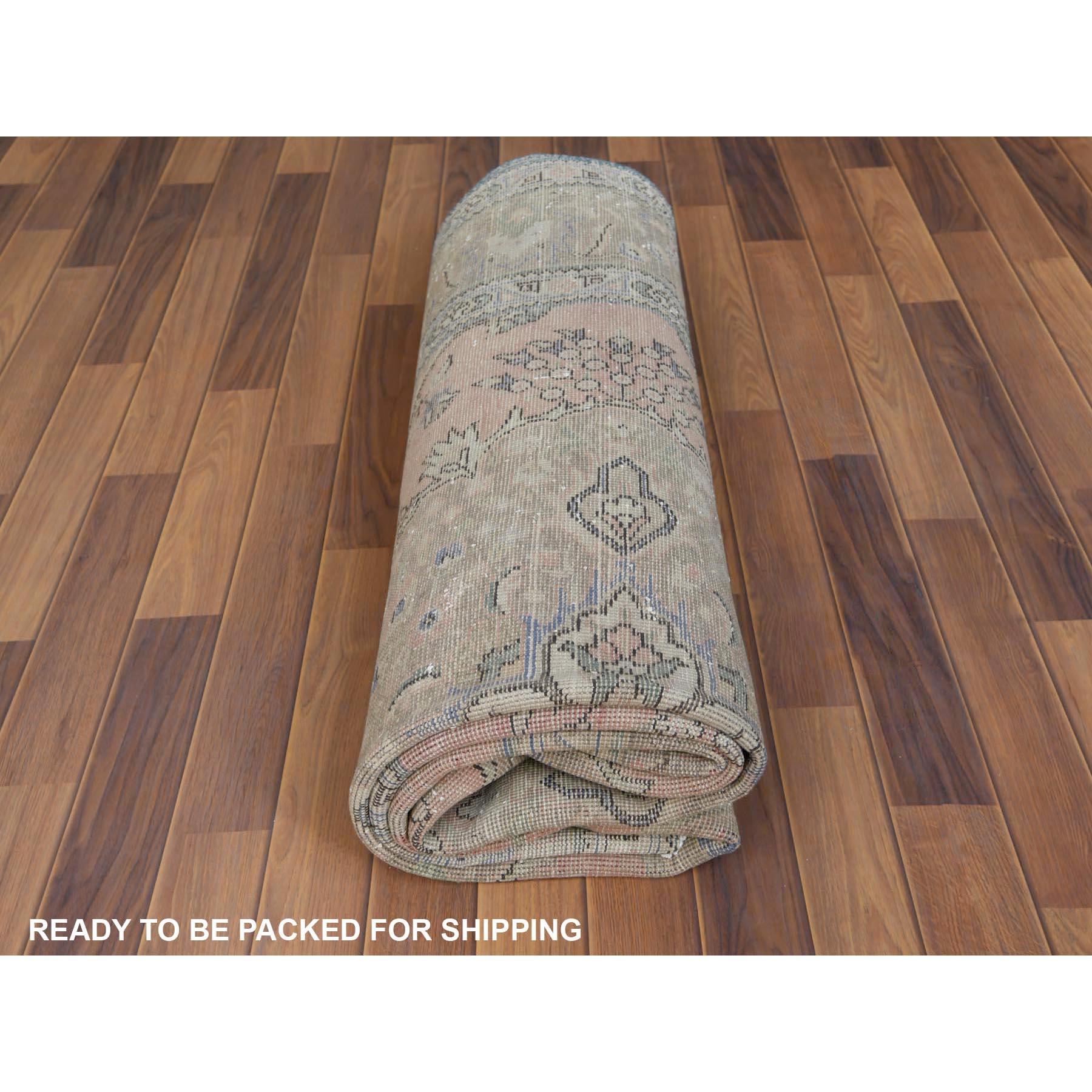 Tapis oriental rouge Shabby Chic à motif médaillon persan ancien de Tabriz en vente 2