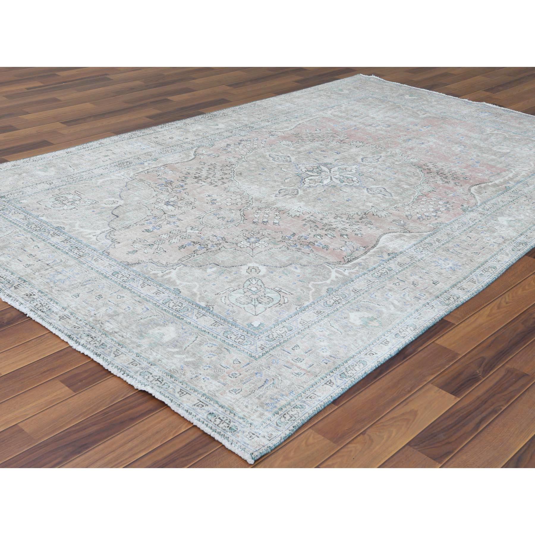 Perse Tapis oriental rouge Shabby Chic à motif médaillon persan ancien de Tabriz en vente