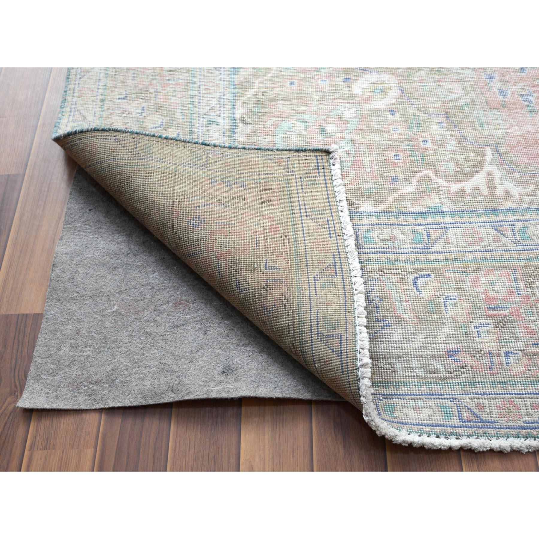 Noué à la main Tapis oriental rouge Shabby Chic à motif médaillon persan ancien de Tabriz en vente