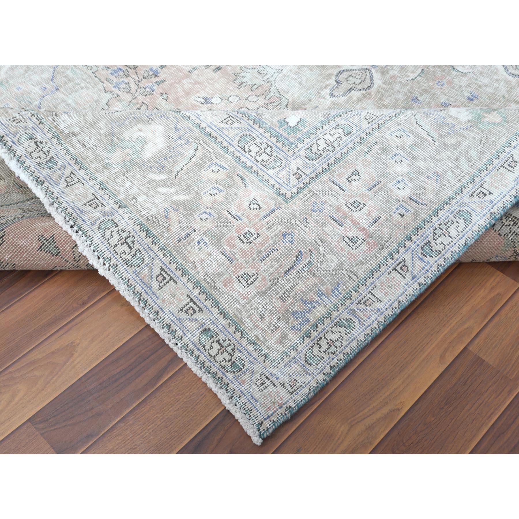Milieu du XXe siècle Tapis oriental rouge Shabby Chic à motif médaillon persan ancien de Tabriz en vente