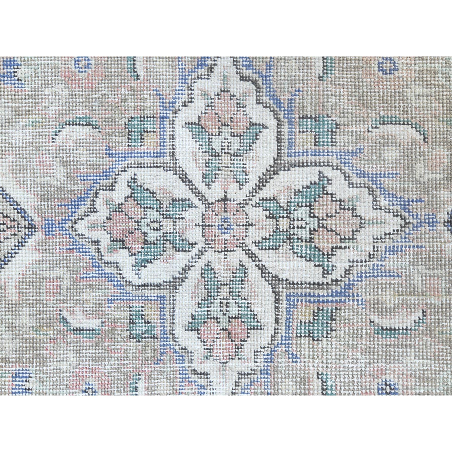 Tapis oriental rouge Shabby Chic à motif médaillon persan ancien de Tabriz en vente 1