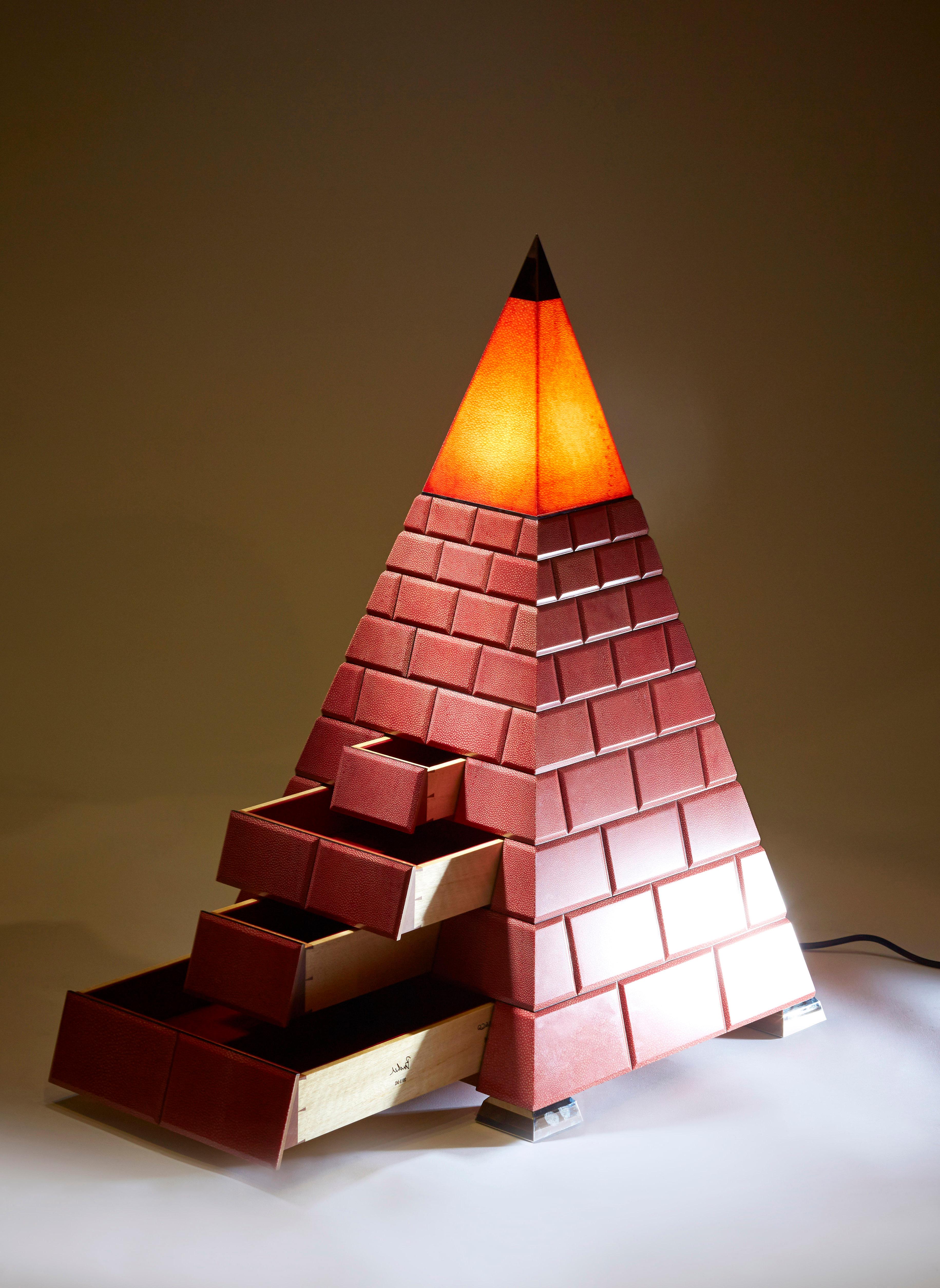Cassettiera a piramide in zigrino rosso ed ebano. 21° secolo in vendita 4