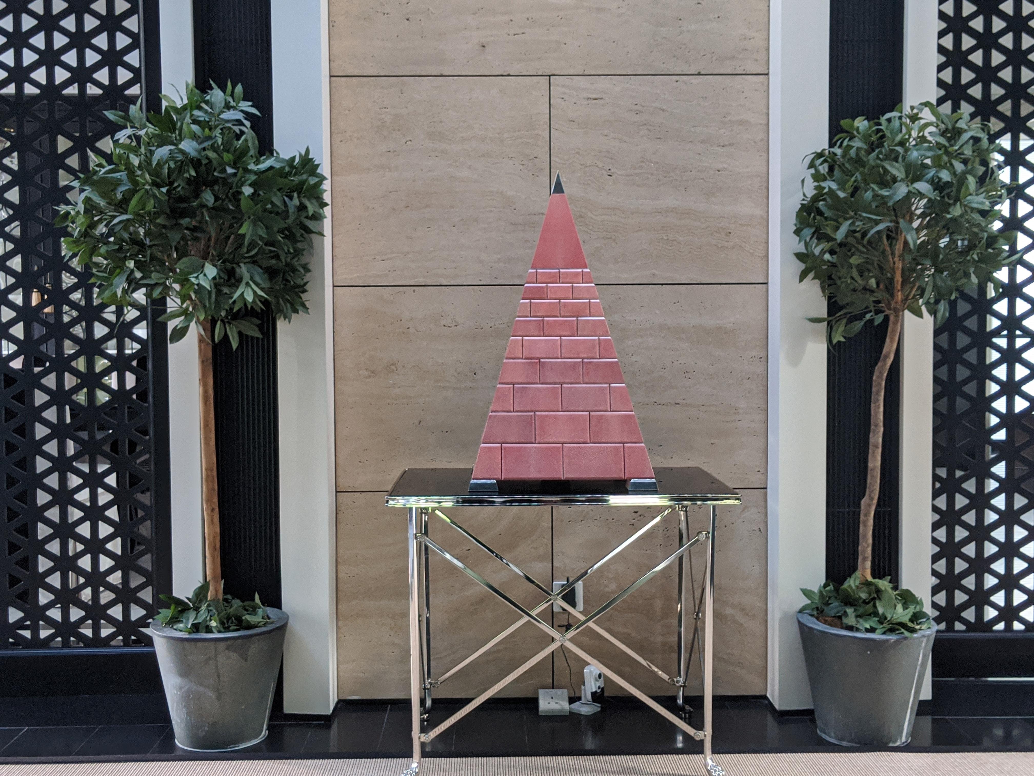 Cassettiera a piramide in zigrino rosso ed ebano. 21° secolo in vendita 5