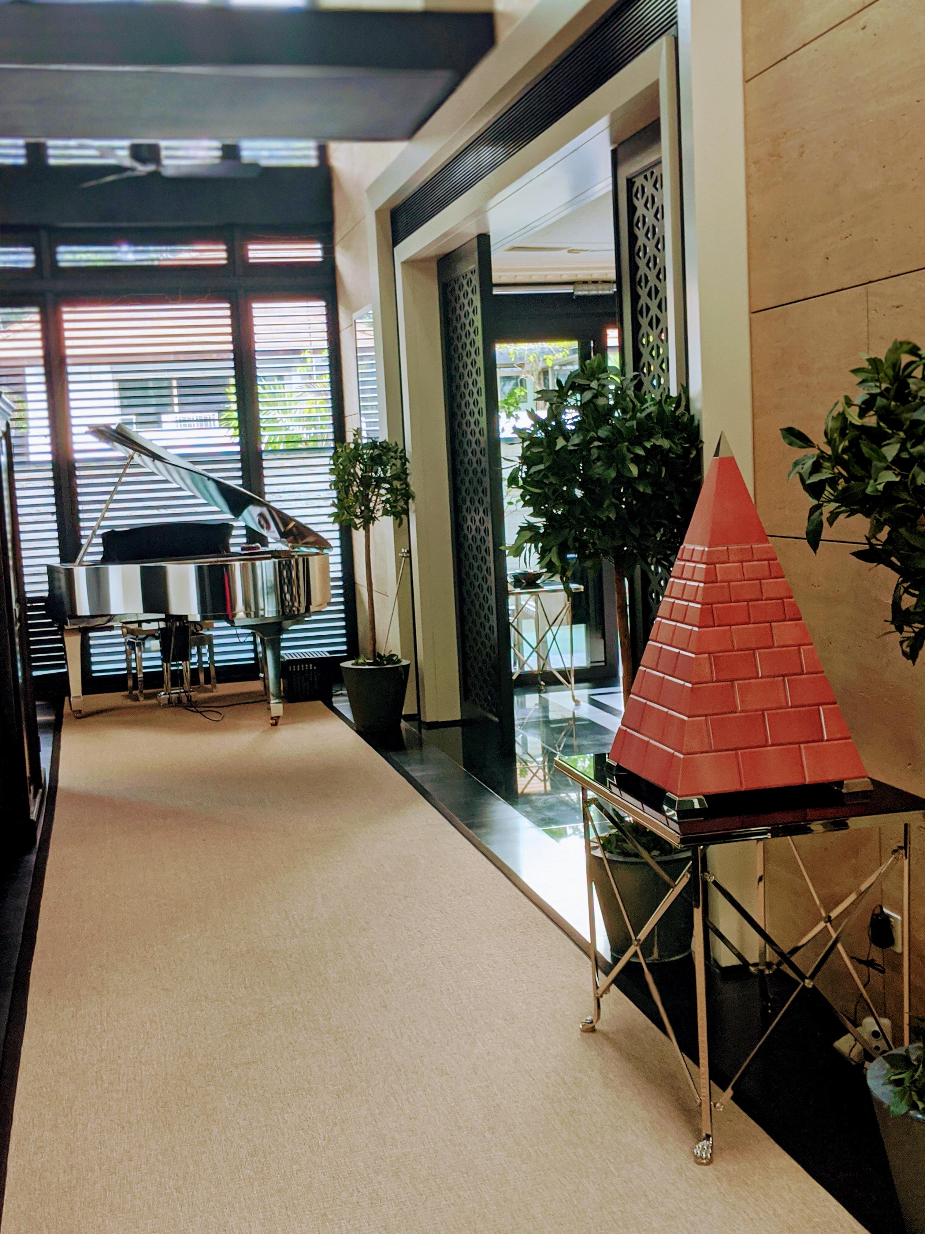 Cassettiera a piramide in zigrino rosso ed ebano. 21° secolo in vendita 6