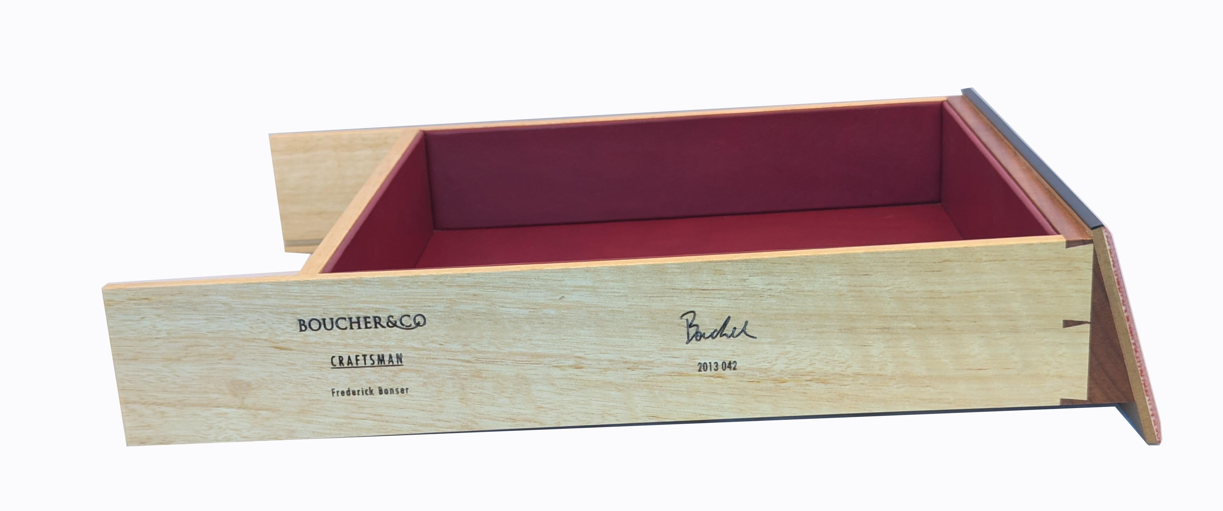 Australiano Cassettiera a piramide in zigrino rosso ed ebano. 21° secolo in vendita