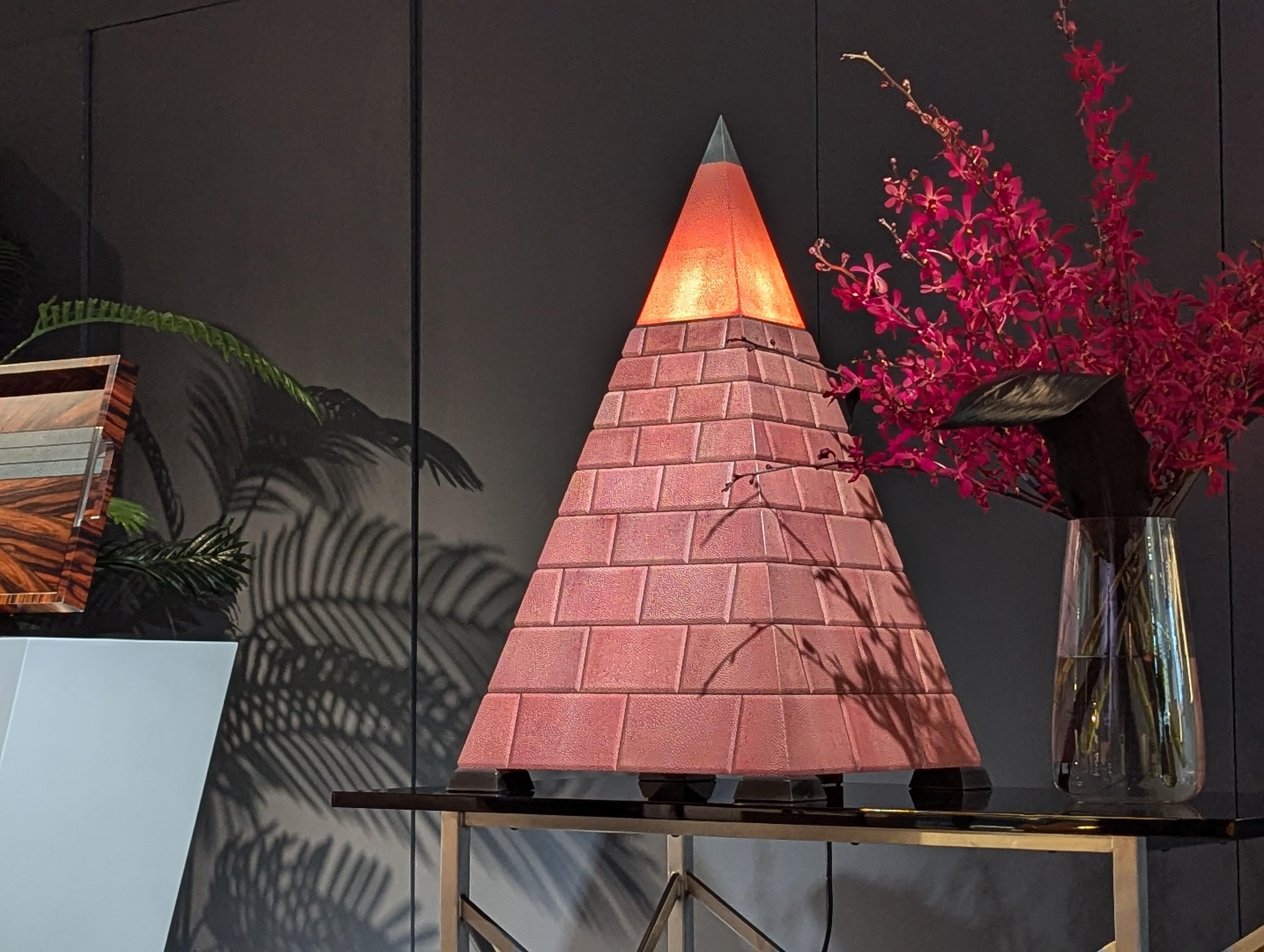 Art Déco Cassettiera a piramide in zigrino rosso ed ebano. 21° secolo in vendita