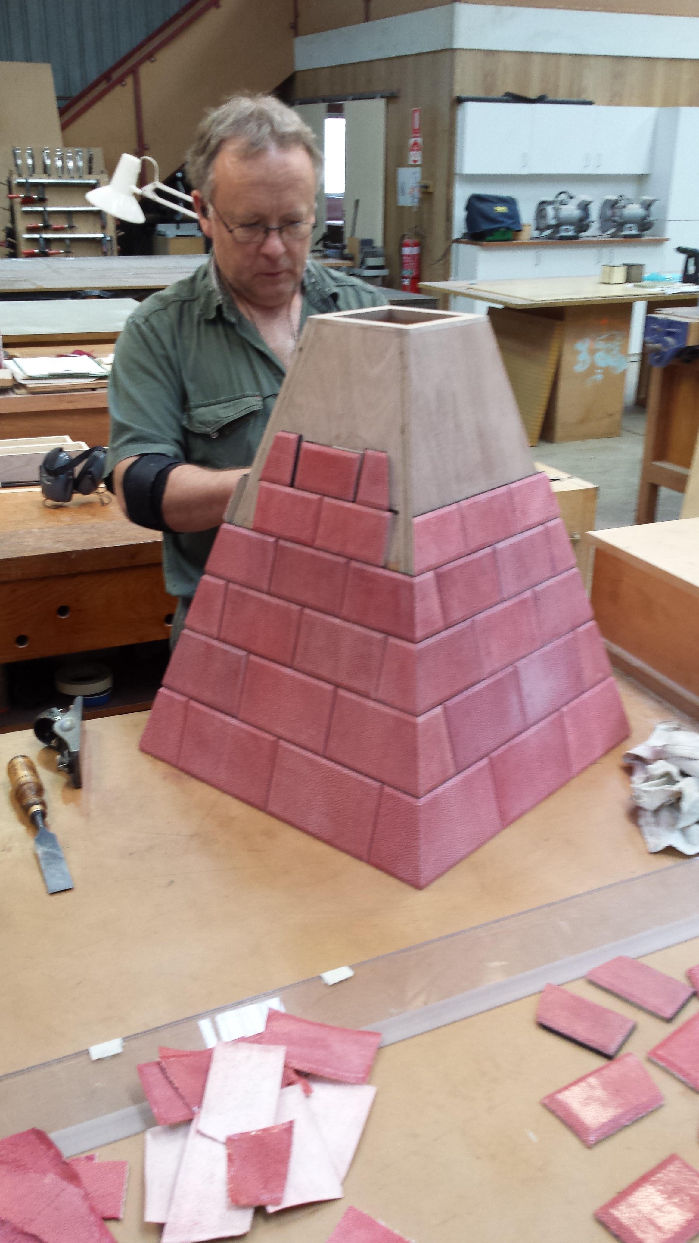 Pelle Cassettiera a piramide in zigrino rosso ed ebano. 21° secolo in vendita