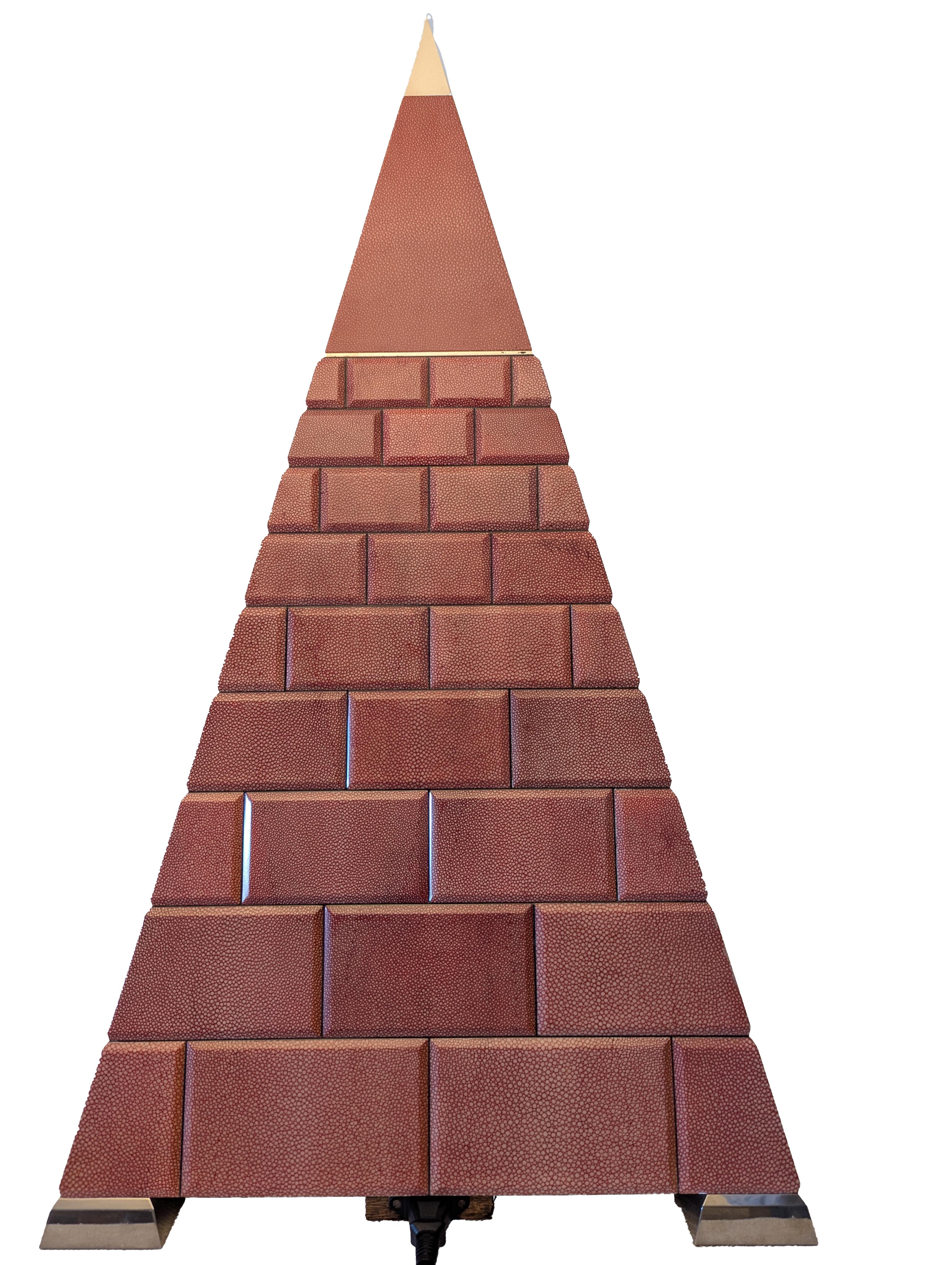 Cassettiera a piramide in zigrino rosso ed ebano. 21° secolo in vendita 2