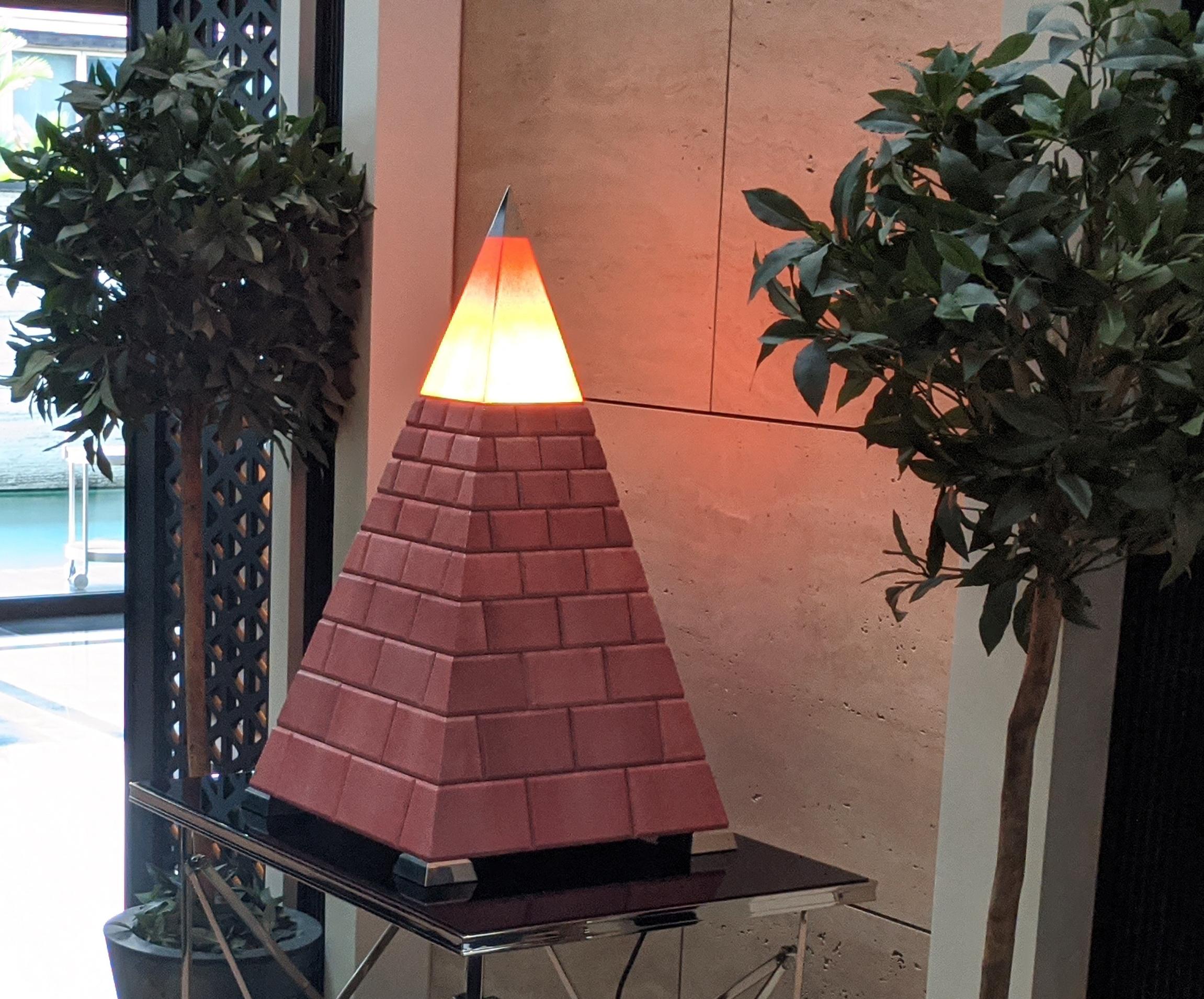 XXI secolo e contemporaneo Cassettiera a piramide in zigrino rosso ed ebano. 21° secolo in vendita