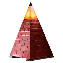 Kommode aus rotem Chagrinleder und Ebenholz mit Pyramidenschrank. 21. Jahrhundert