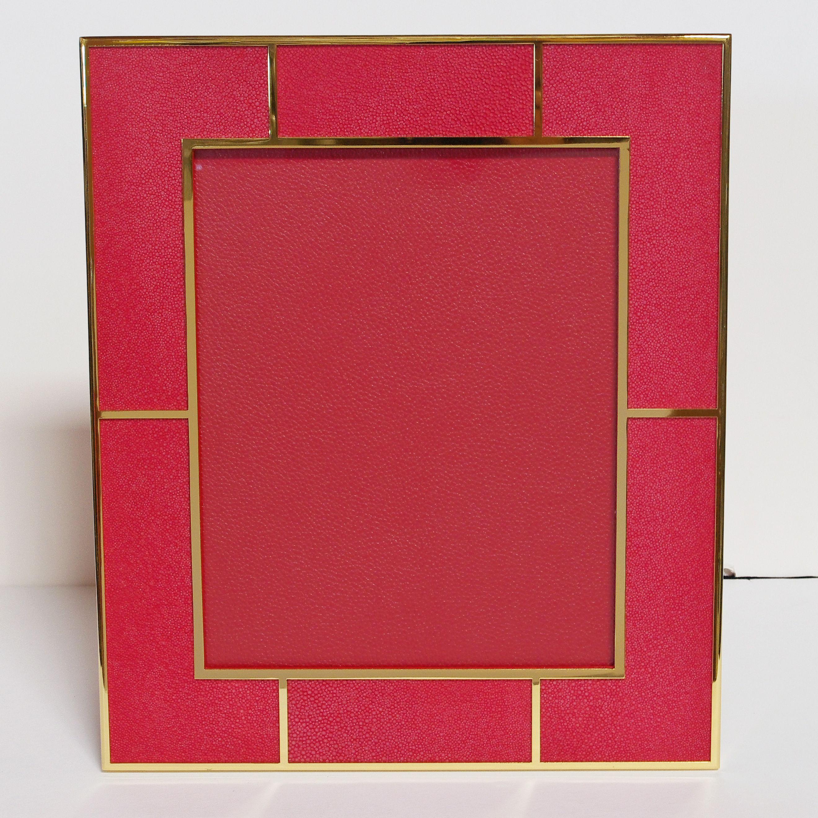 Marco de piel de raya roja y chapado en oro de 24 quilates con caja de presentación de piel roja de Fabio Ltd
Altura: 13 pulgadas / Anchura: 11,5 pulgadas / Profundidad: 1 pulgada
Tamaño de la foto: 20 x 25 cm
ÚLTIMO 1 en stock en Los