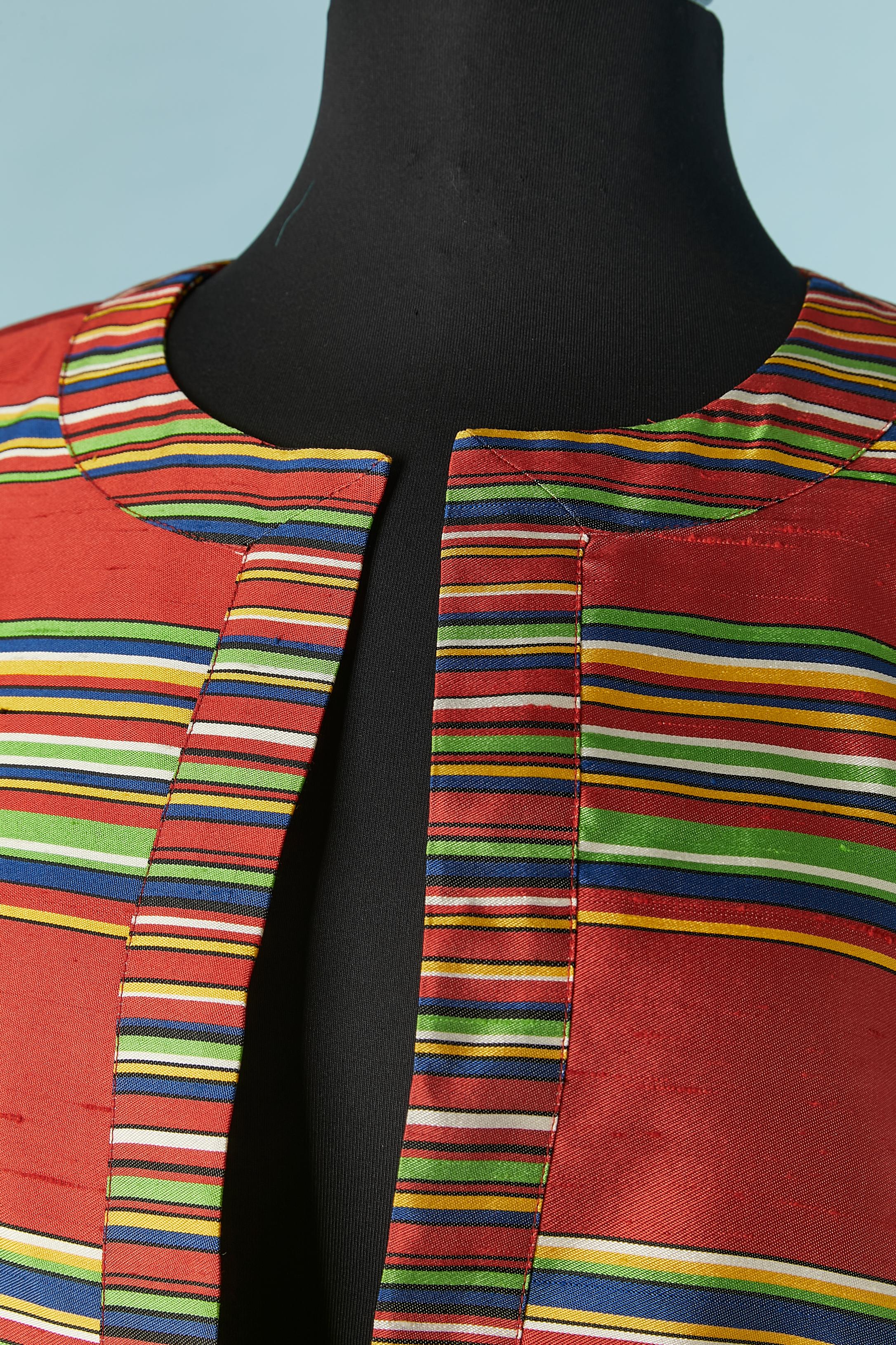 Jupe et tailleur en shantung rouge avec motifs à rayures. Veste bord à bord. Doublure en shantung rayé également. 
TAILLE 42 (FR) L 
