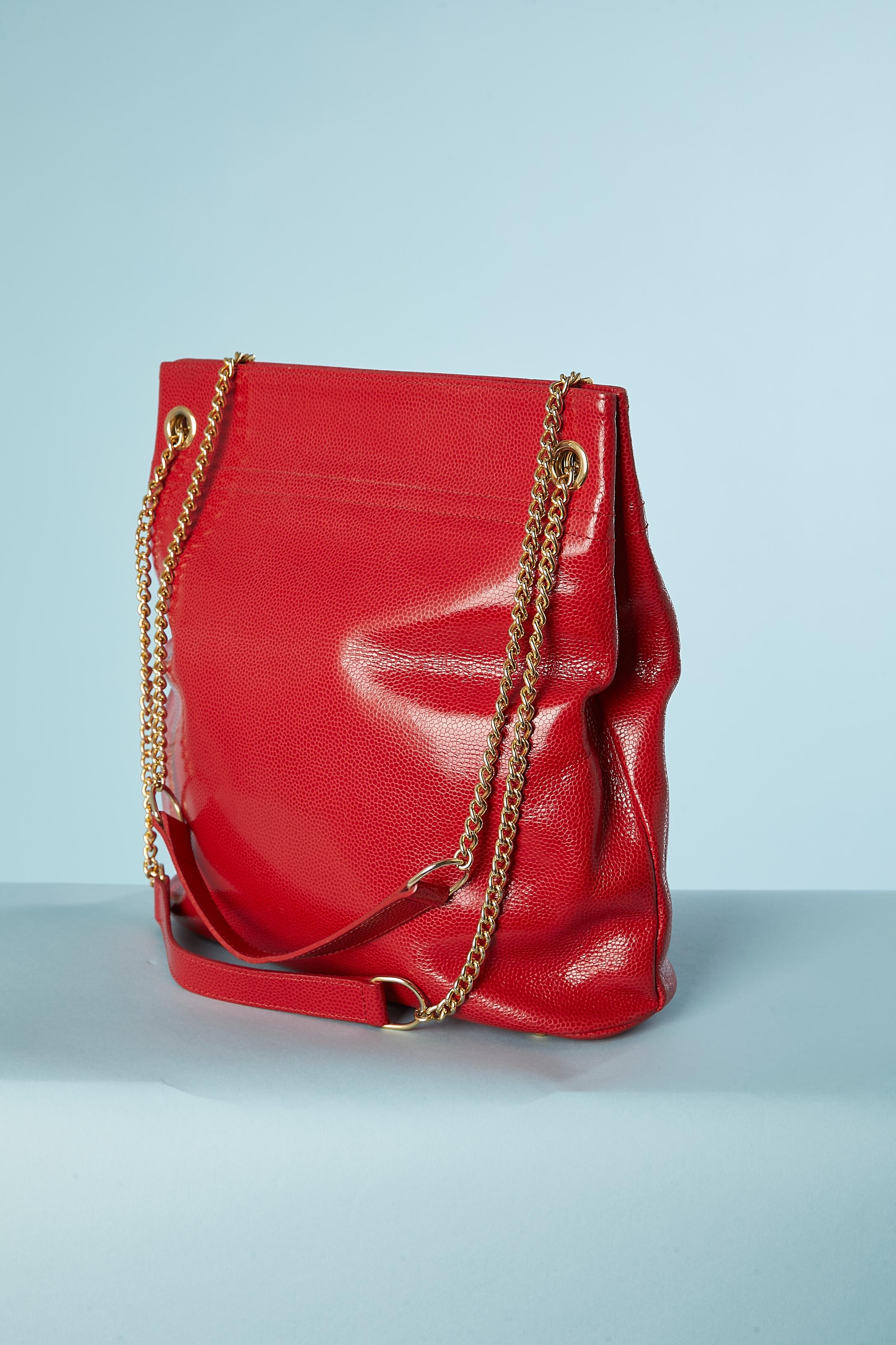 Red shiny leather shoulder bag with gold metal chain and bow Nina Ricci 1980's  In Excellent Condition For Sale In Saint-Ouen-Sur-Seine, FR