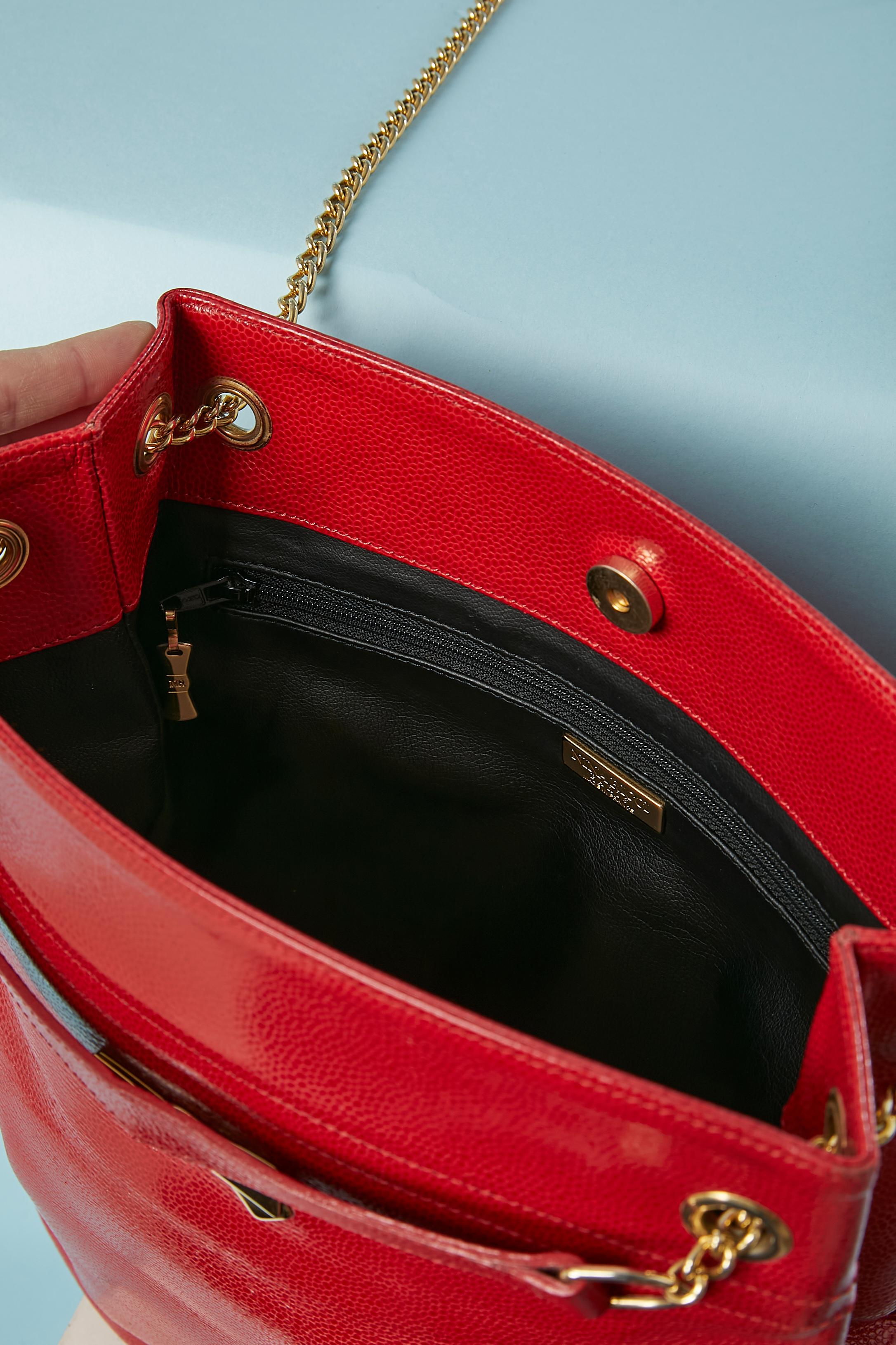 Red shiny leather shoulder bag with gold metal chain and bow Nina Ricci 1980's  For Sale 2