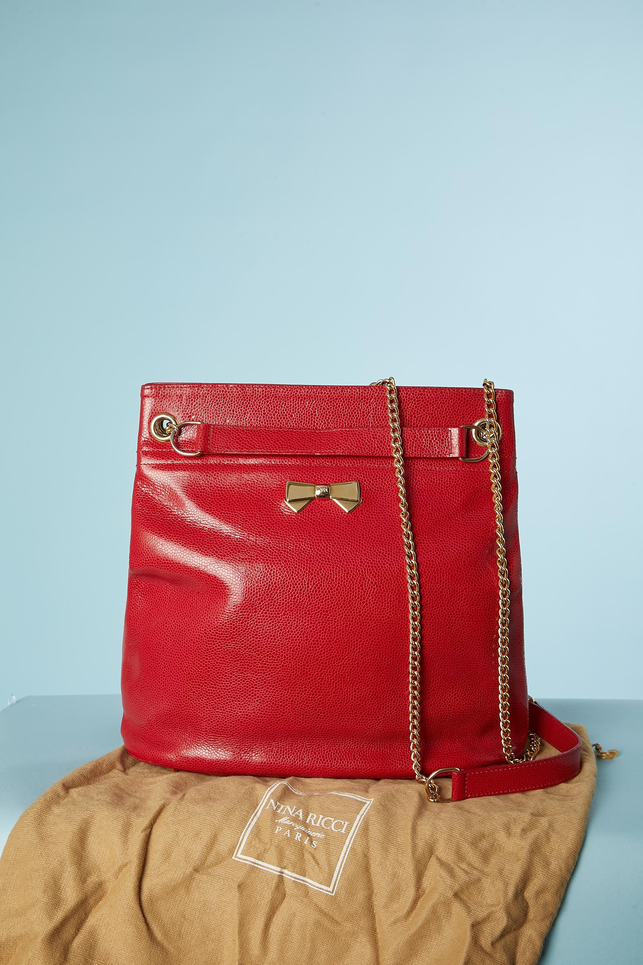 Red shiny leather shoulder bag with gold metal chain and bow Nina Ricci 1980's  For Sale 3