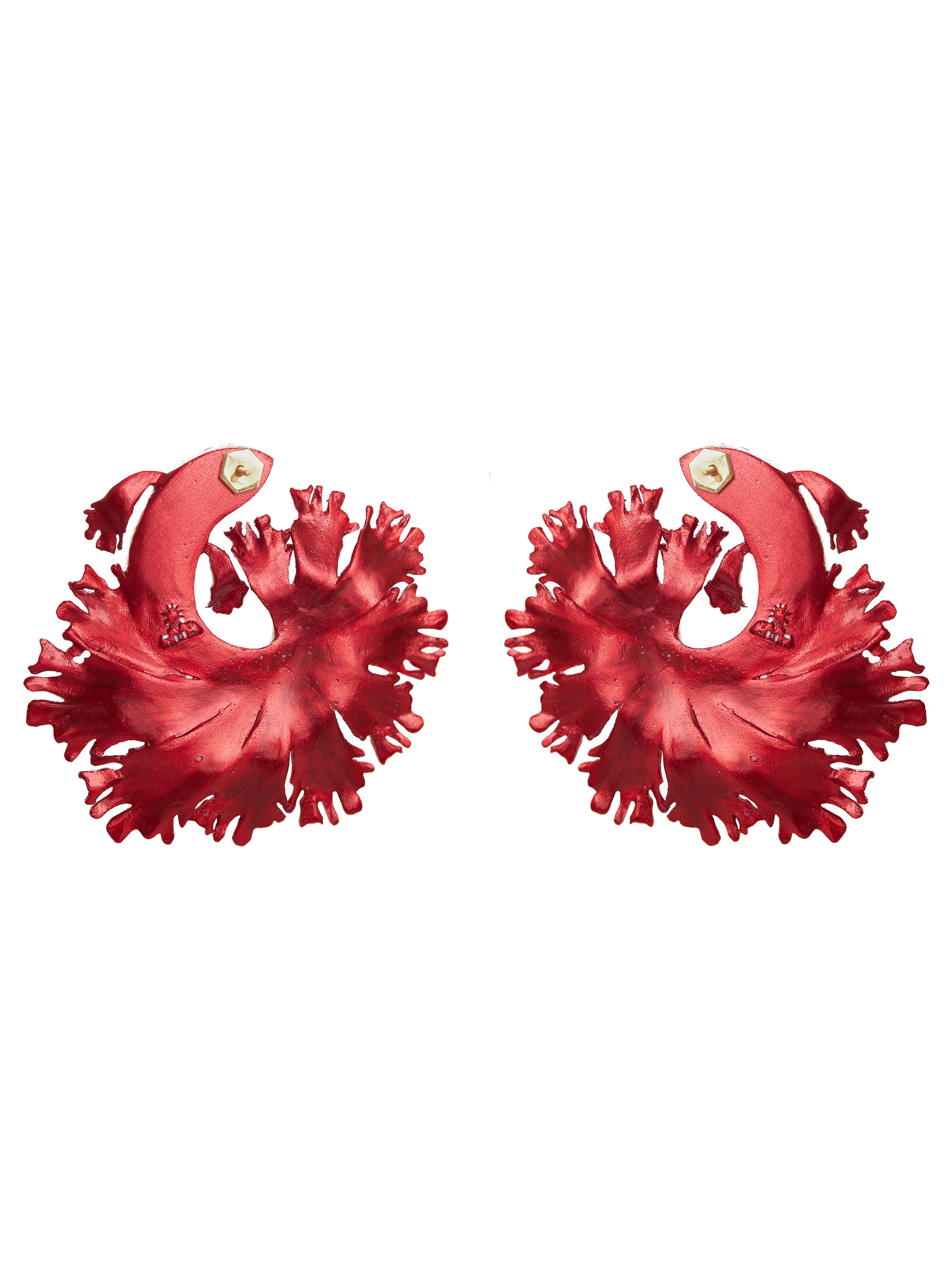 Ispirati alla bellezza vibrante e al movimento aggraziato del pesce Betta, questi orecchini catturano l'energia audace e le pinne fluenti di questa creatura in un design sorprendente. Realizzata in alluminio riciclato, la struttura leggera