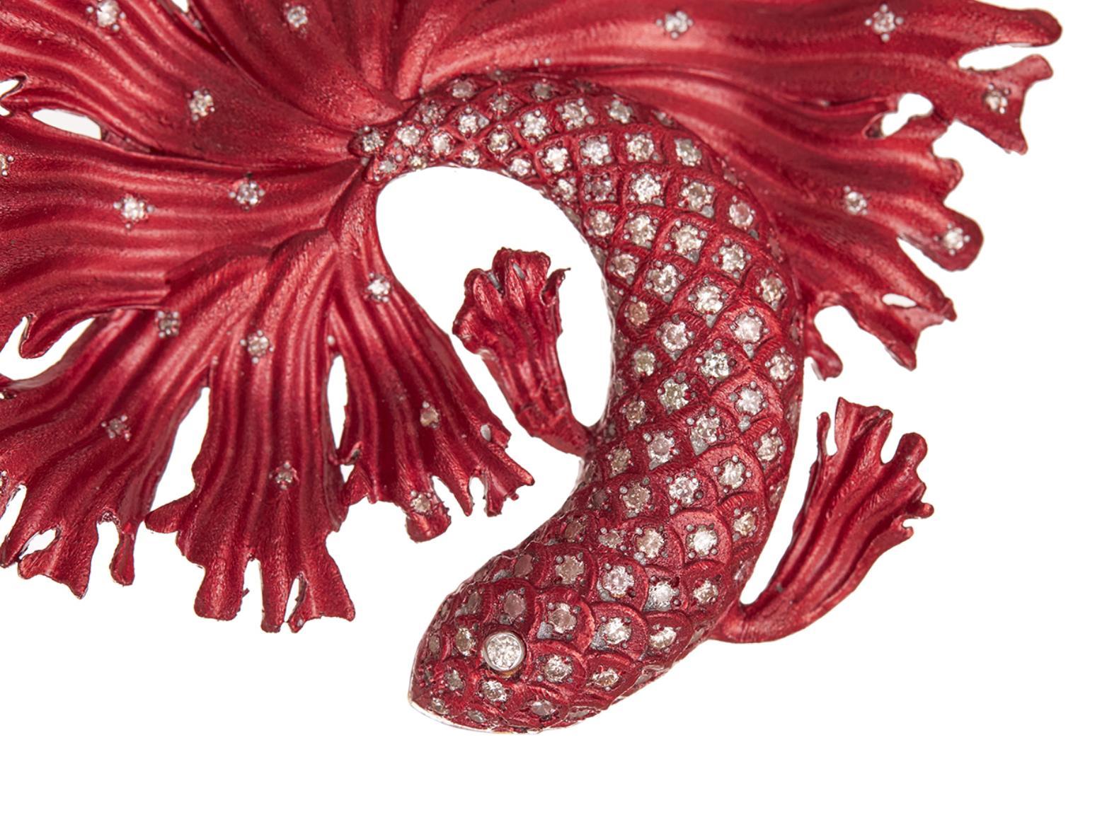 Taglio rotondo Orecchini con pesce combattente siamese rosso - Alluminio riciclato, oro 18kt e diamanti in vendita