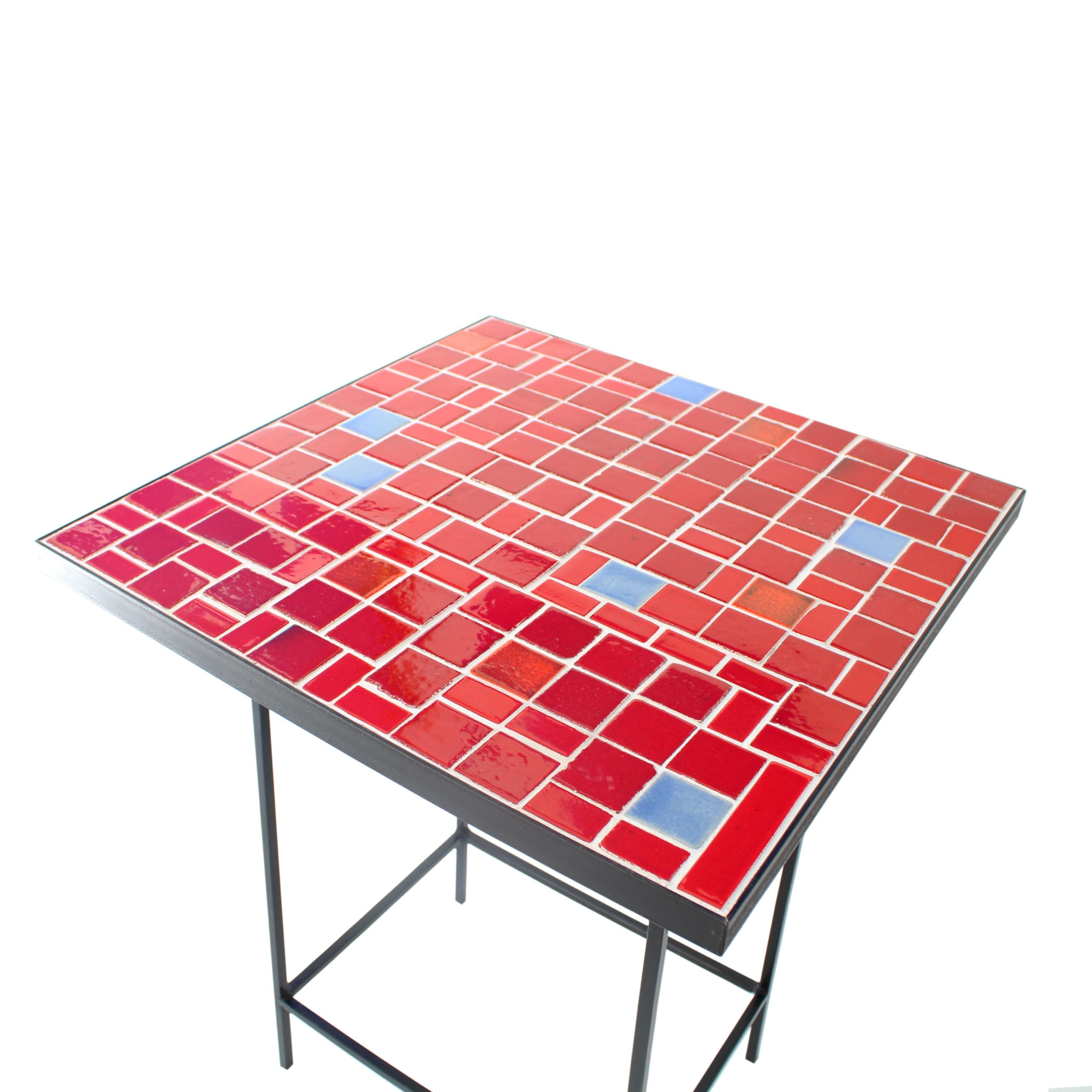 Mesa auxiliar roja 