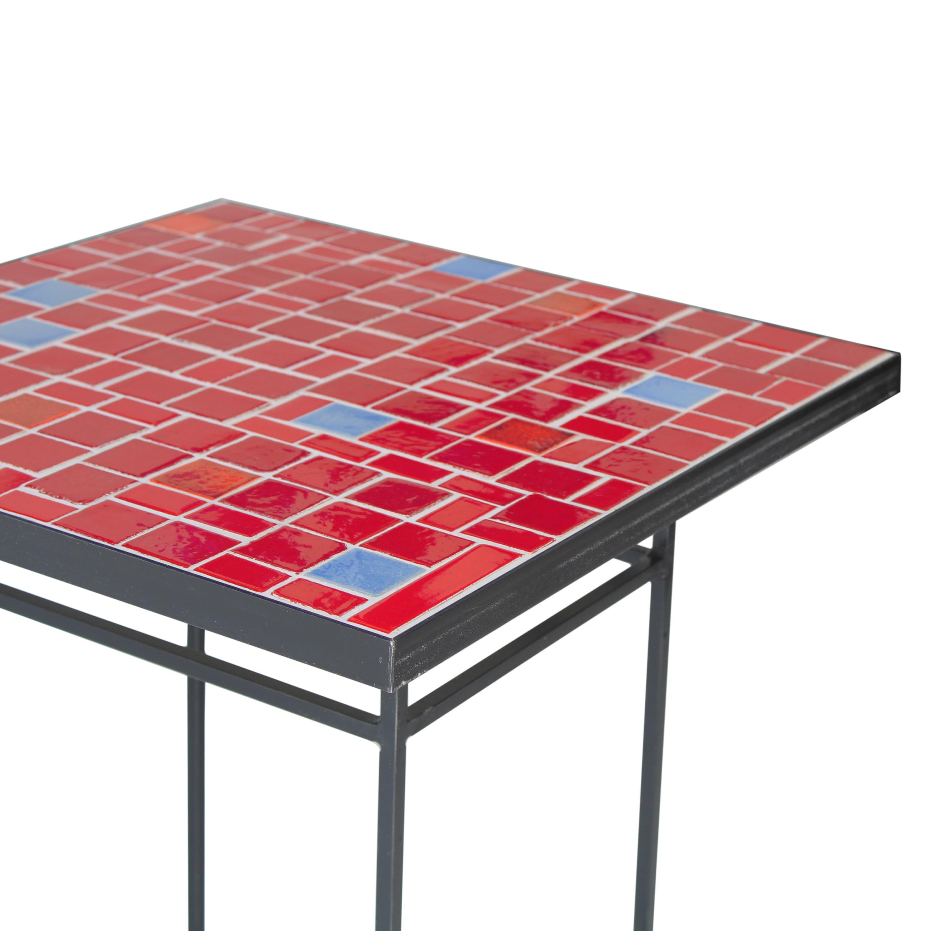 Mesa auxiliar roja 