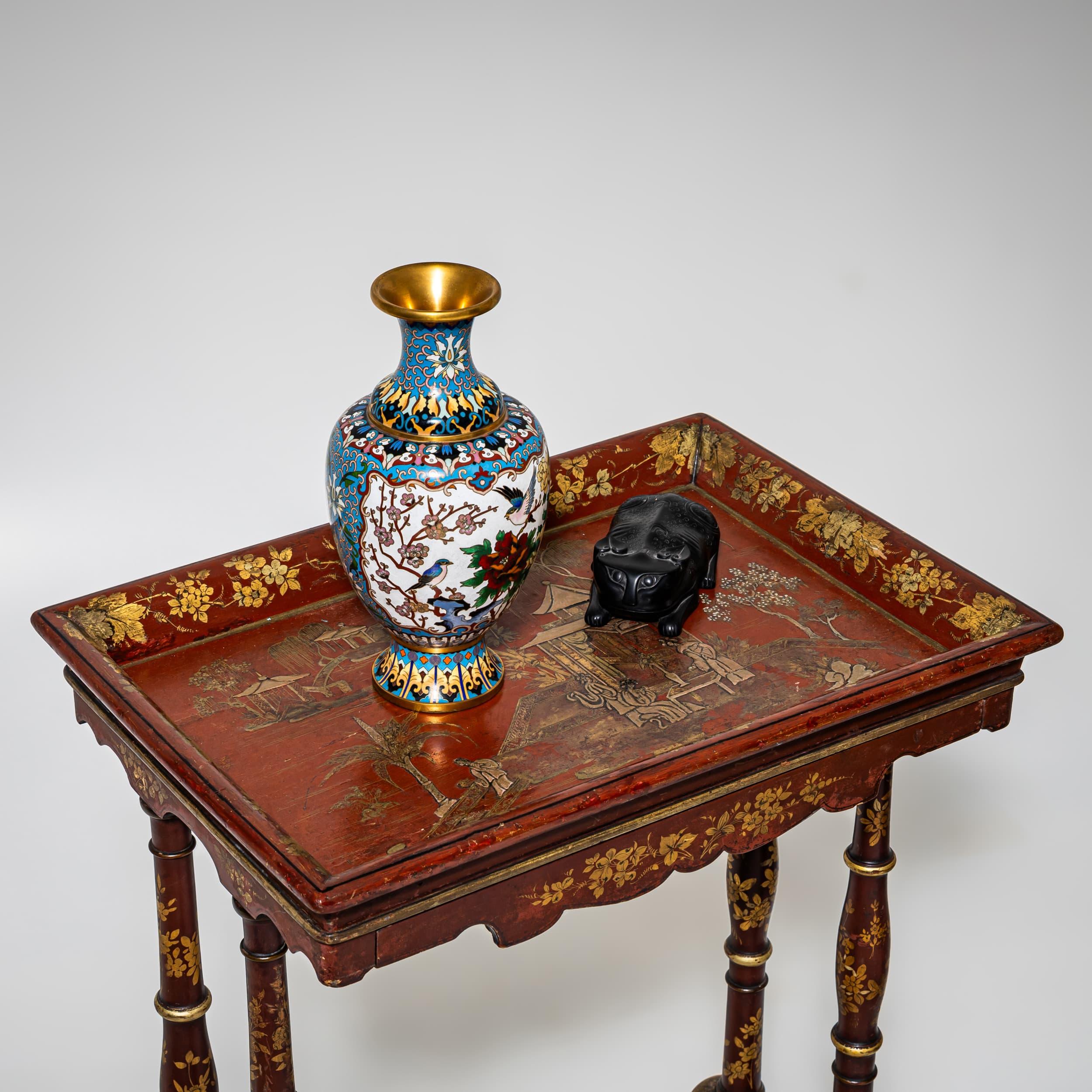 Roter Beistelltisch mit Chinoiserie-Lackierung, Ende 19. Jahrhundert (Chinesisch) im Angebot