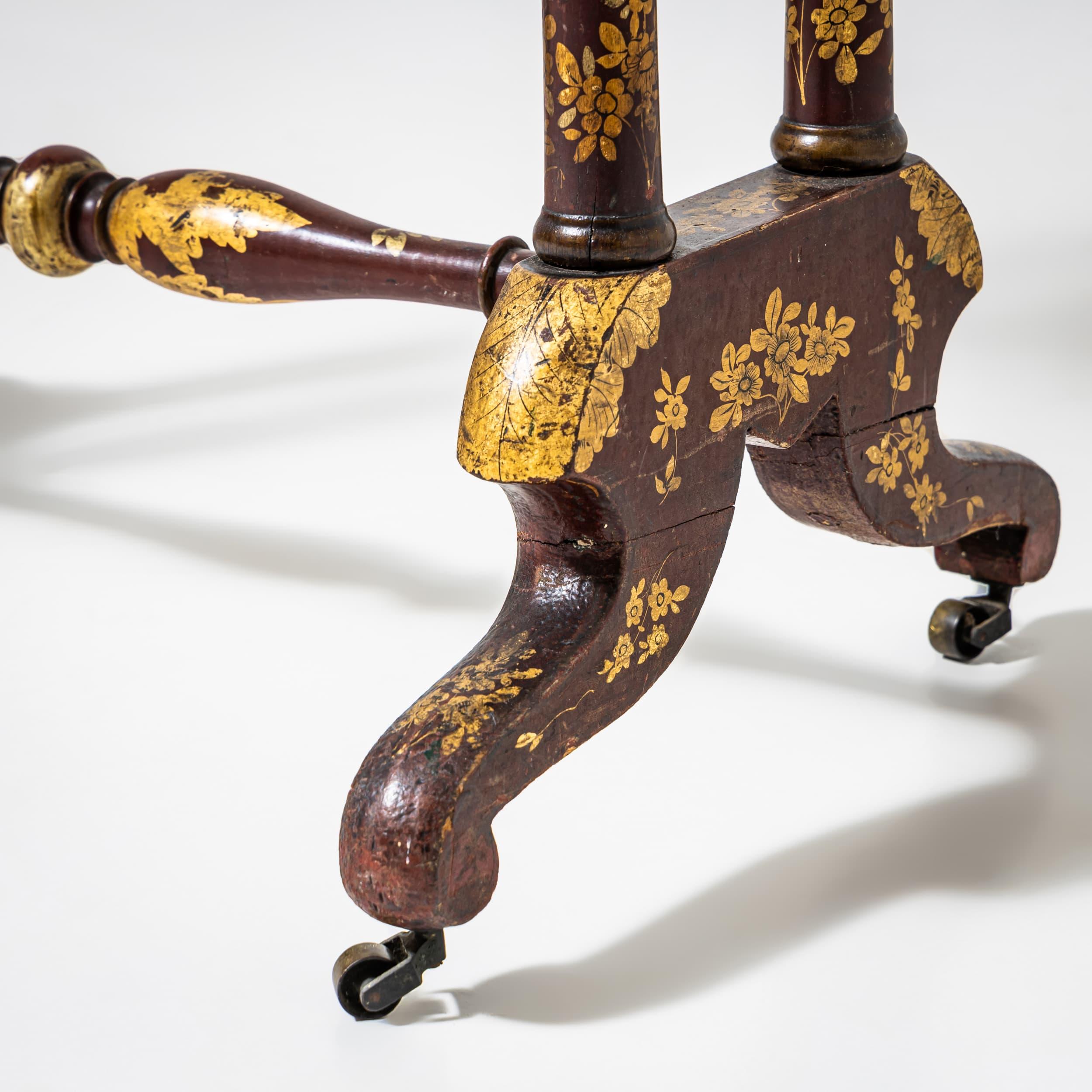 Roter Beistelltisch mit Chinoiserie-Lackierung, Ende 19. Jahrhundert im Zustand „Gut“ im Angebot in Greding, DE