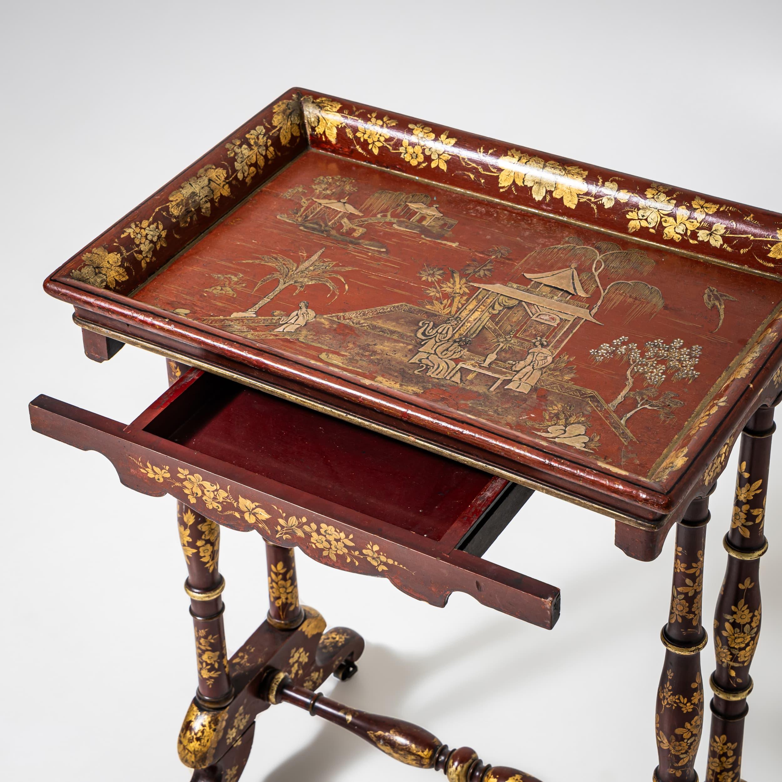 Roter Beistelltisch mit Chinoiserie-Lackierung, Ende 19. Jahrhundert (Messing) im Angebot