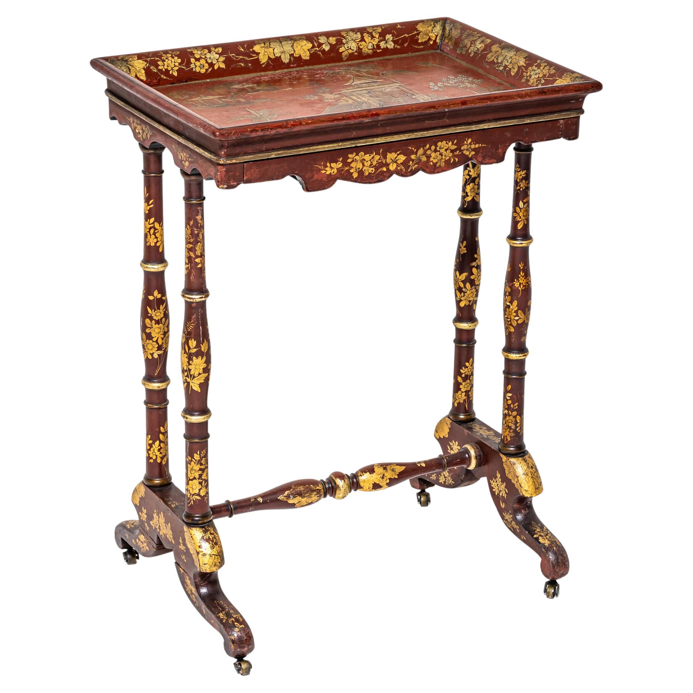 Mesa auxiliar roja con laca chinoiserie, finales del siglo XIX