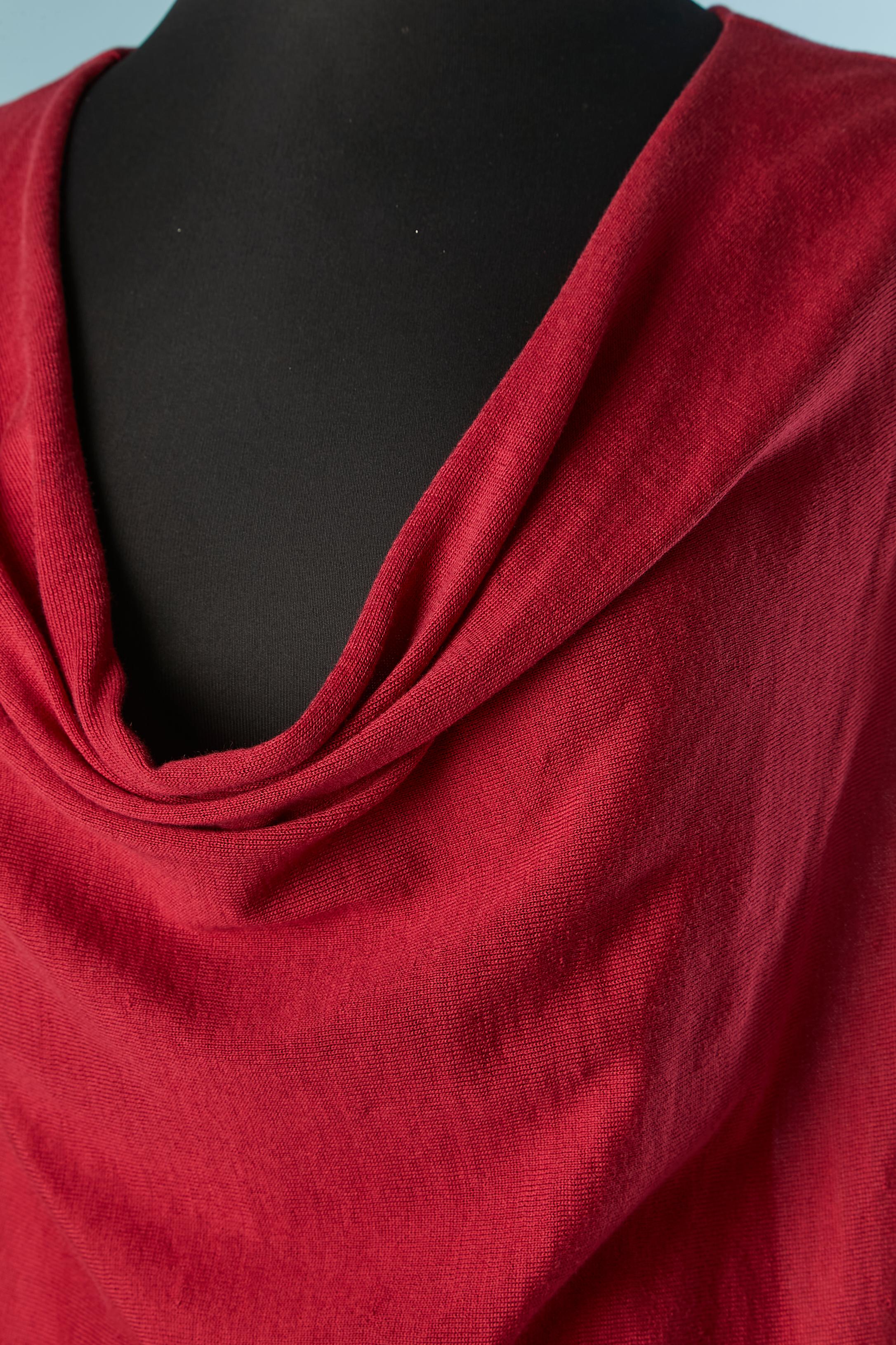Roter ärmelloser Pullover aus Seide und Baumwolle. Zusammensetzung des Gestricks: 50% Baumwolle, 50% Seide.
Auf der Büste drapiert. 
GRÖSSE L 