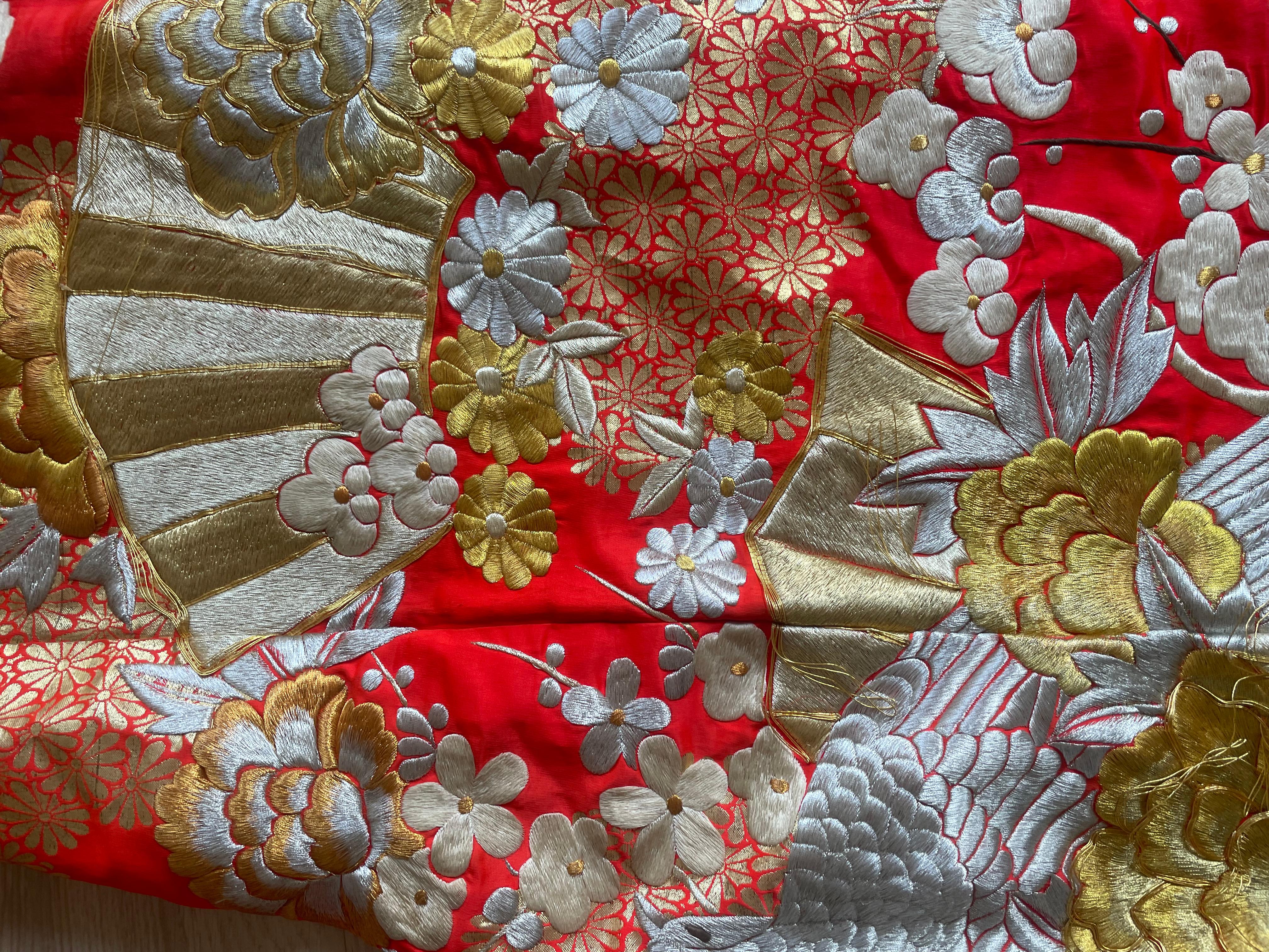 Red Silk Brocade Wedding Ceremonial Kimono, Japan. In Good Condition For Sale In Brussels, BE