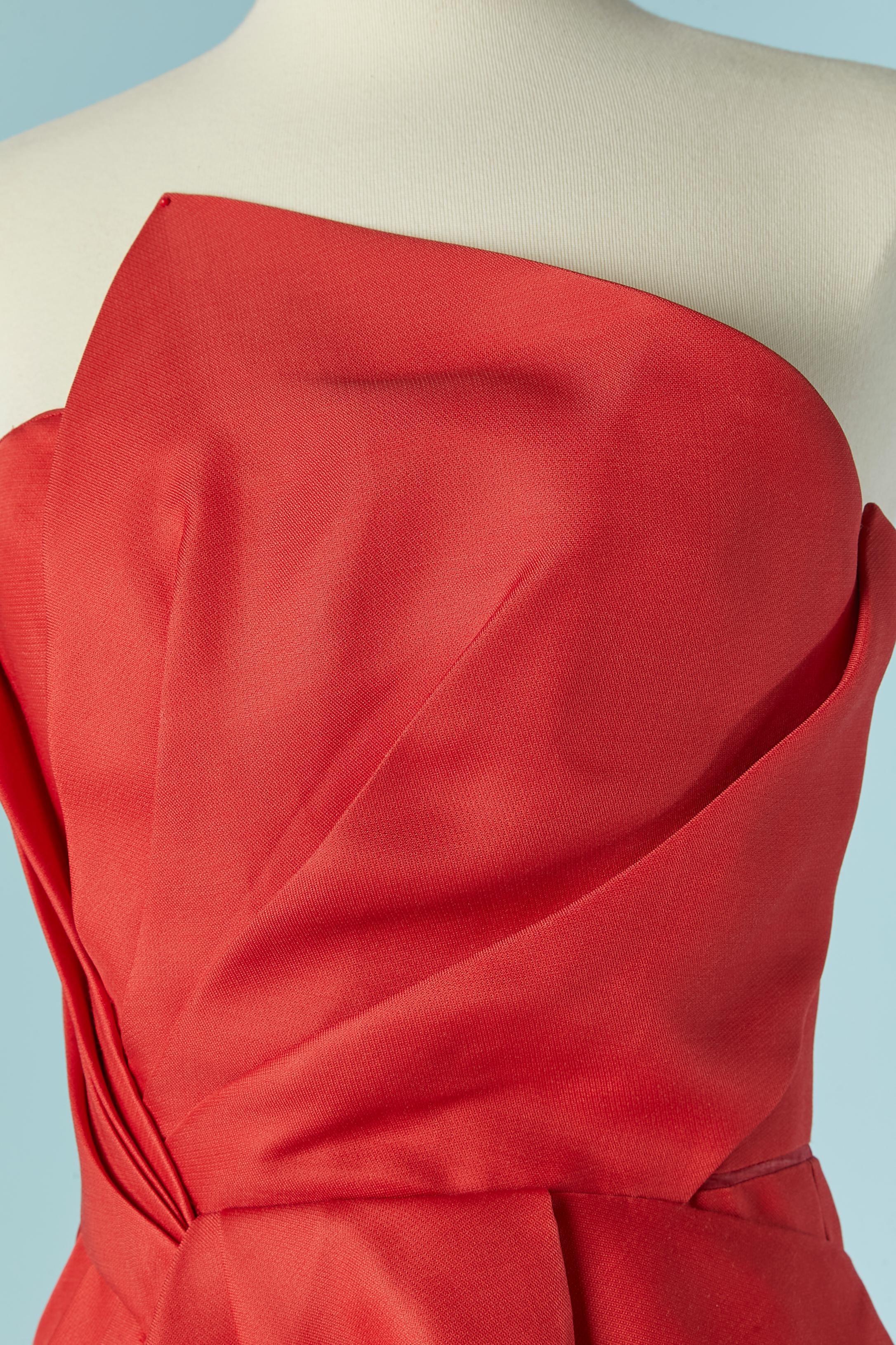 Vestido de noche bustier rojo de seda y lana envuelto por delante. Forro de seda. Bustier interior deshuesado de nailon y algodón con cierre de cremallera en la parte central de la espalda y banda de cintura ajustable de gros-grain.  2º cierre de