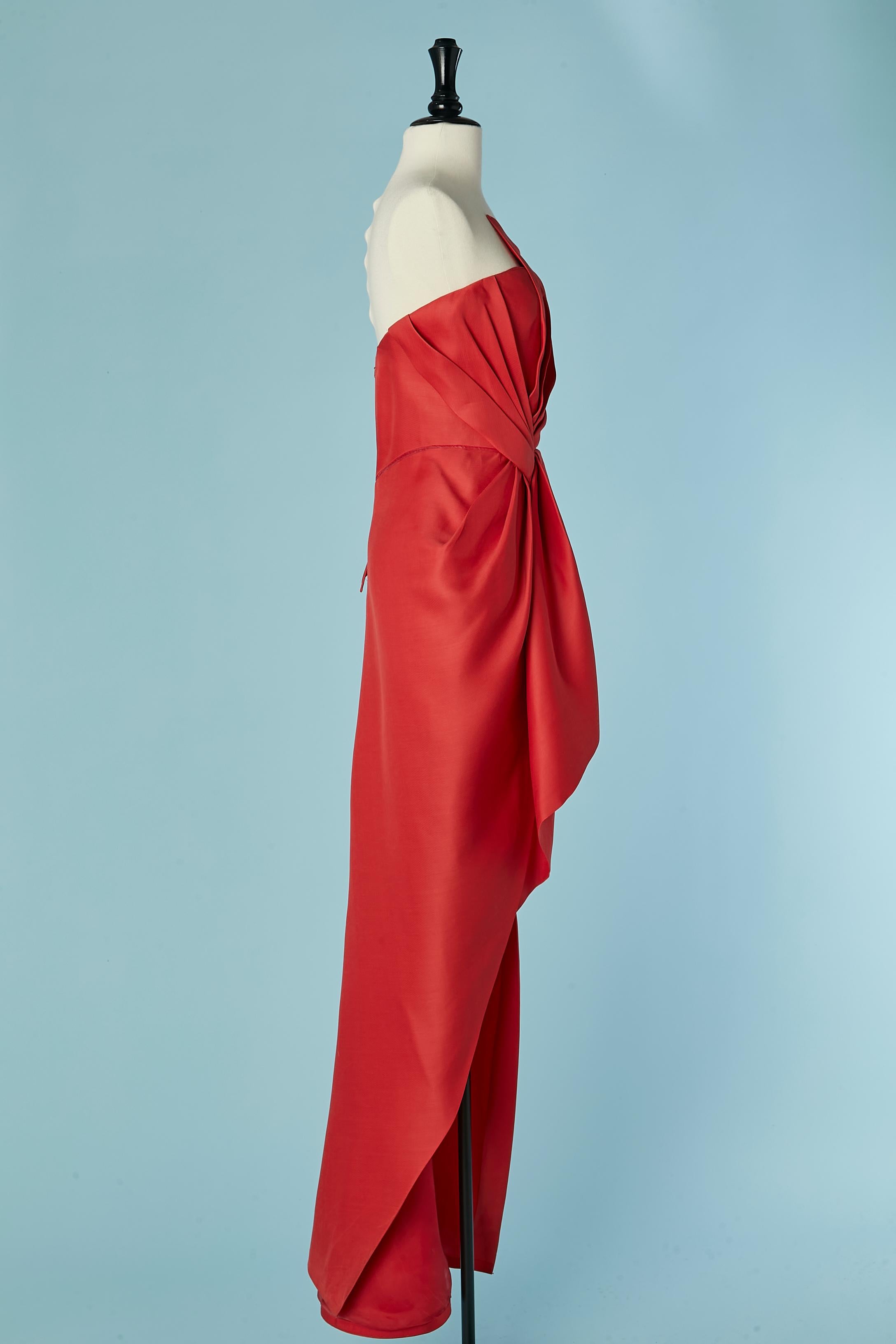 Vestido de noche bustier de seda roja envuelto por delante J Mendel en venta 2
