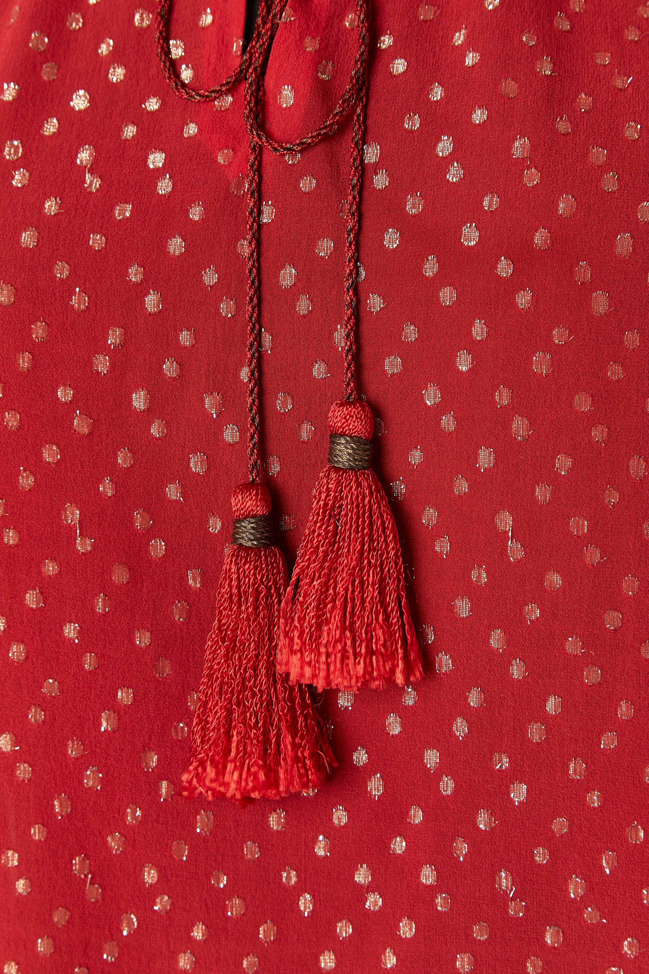 Camicetta rossa in seta e chiffon lurex con collo a balze e nappina. Maniche larghe 
TAGLIA 36 (Fr) S 