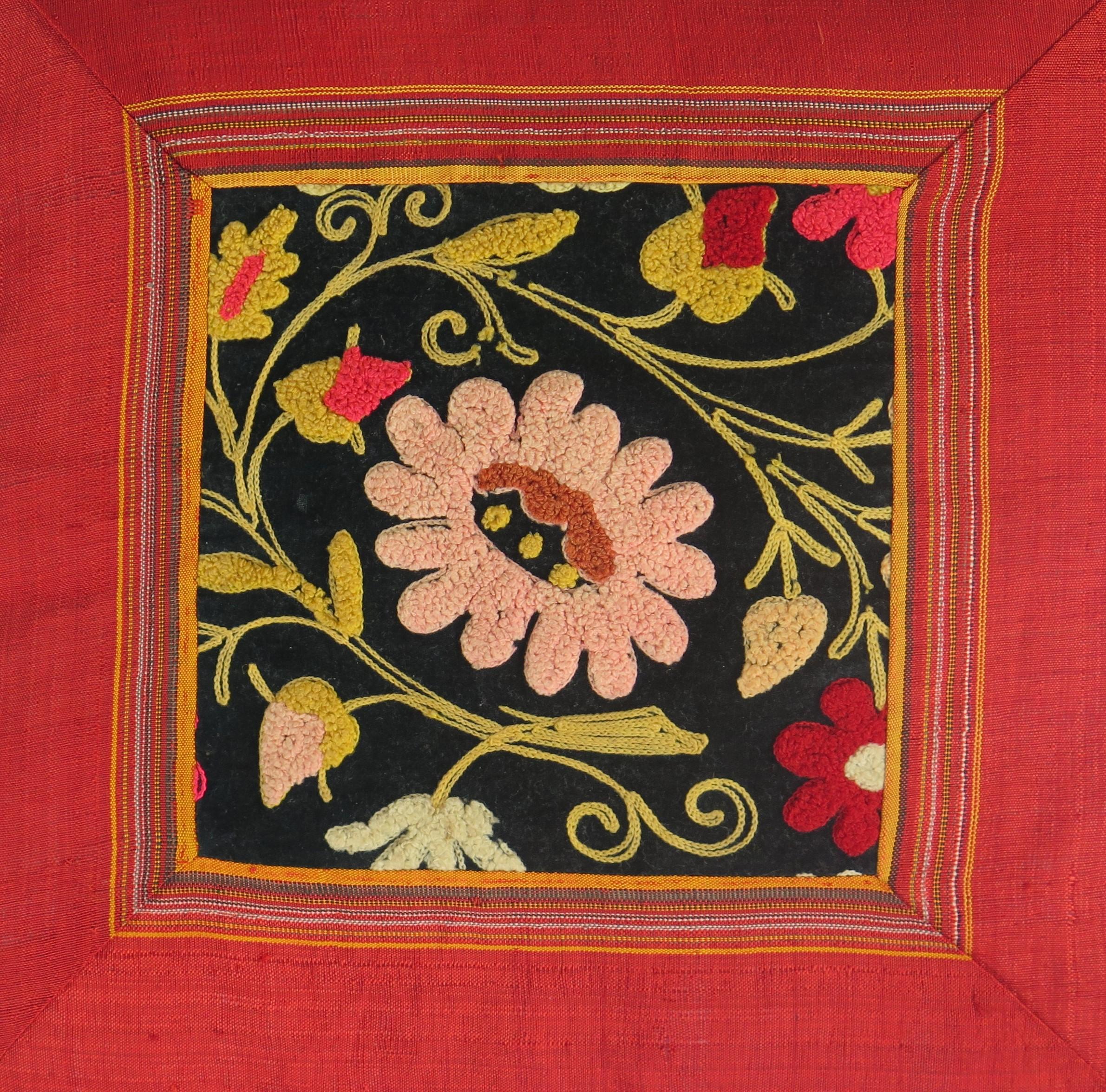 Es handelt sich um ein sehr dekoratives Kissen mit einem handgestickten, floralen Jugendstil-Panel aus Wolle mit roter Seidenbordüre, eingefasst in einen roten Stoff, den wir auf das späte 19. und frühe 20,  um 1900.

Das Kissen ist etwa 17 Zoll