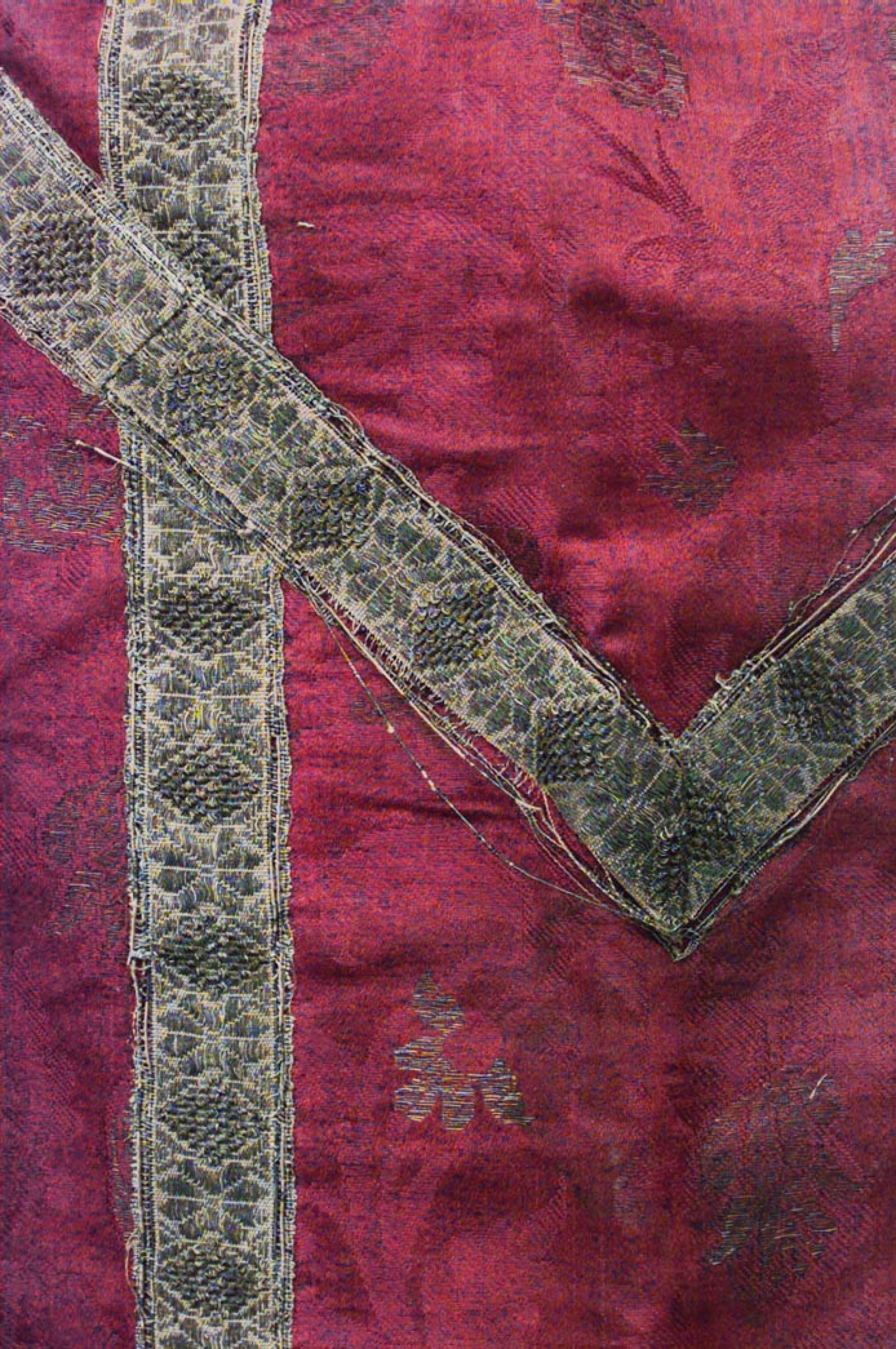 Chasuble de prêtre en damas de soie rouge et broderie au fil d'or (19e siècle)