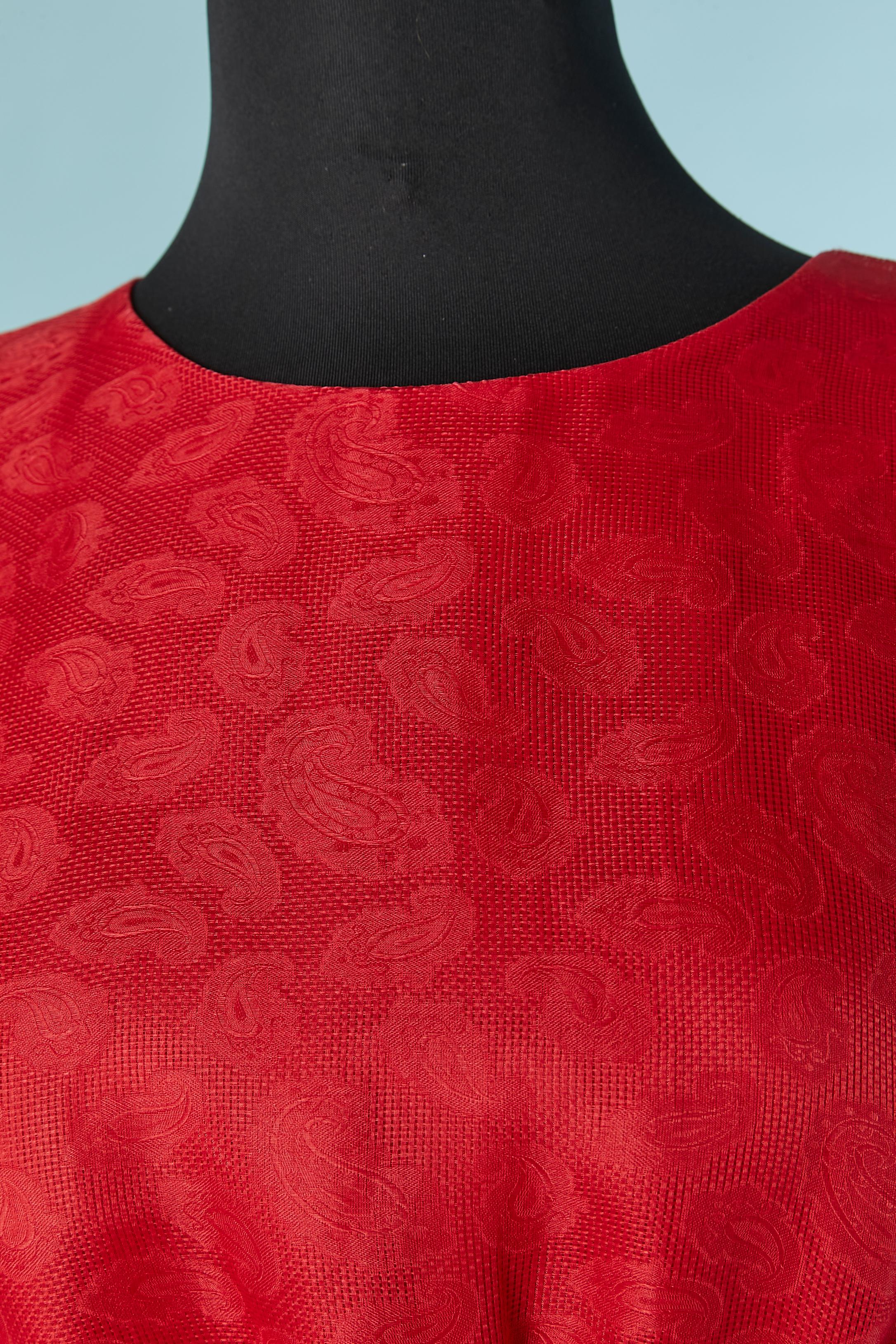 Red silk gazar sleeveless cocktail dress with belt. Red silk lining. Zip and hook&eye closure on the middle back. Gros-grain waist band inside the dress on the waist with hook&eye closure.
SIZE 38 (Fr) M 