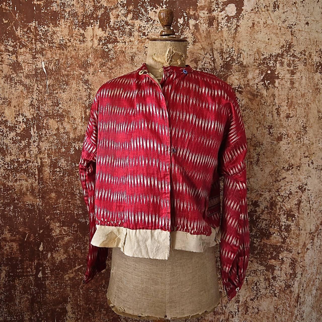 Early 20th century ottoman beautiful red and yellow silk Ikat coat from Aleppo with a cotton lining
Some marks and staining and a patch
Measures: Neck to hem 48/58cm(19”/22”)
Across the chest 65cm (25” wide.)